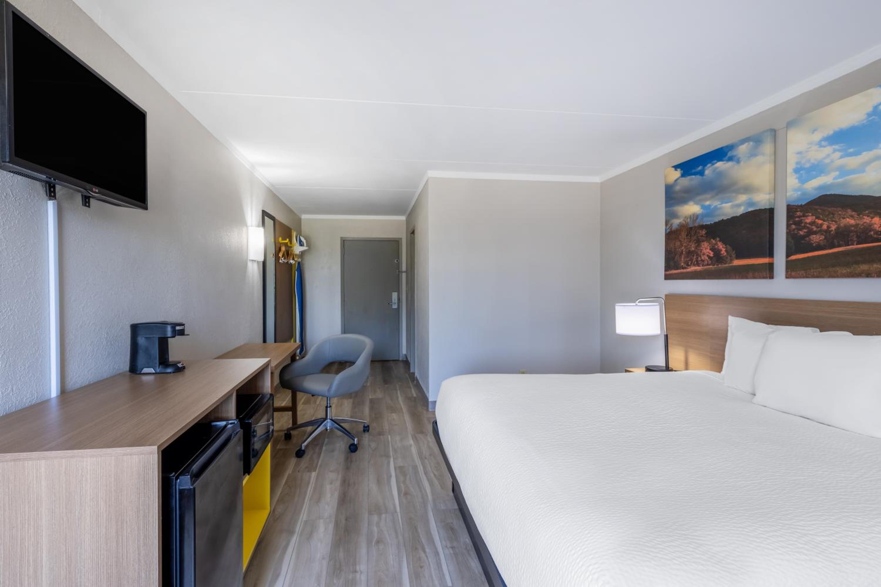 Fayetteville Vacations - Days Inn Suites by Wyndham Fort Bragg/Cross Creek Mall - Property Image 18