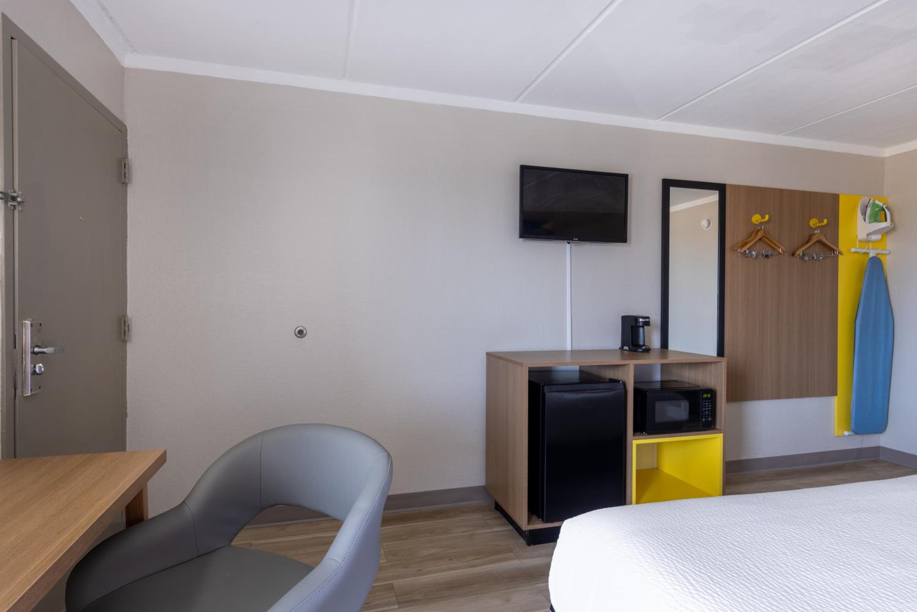 Fayetteville Vacations - Days Inn  Suites by Wyndham Fort Bragg/Cross Creek Mall - Property Image 12