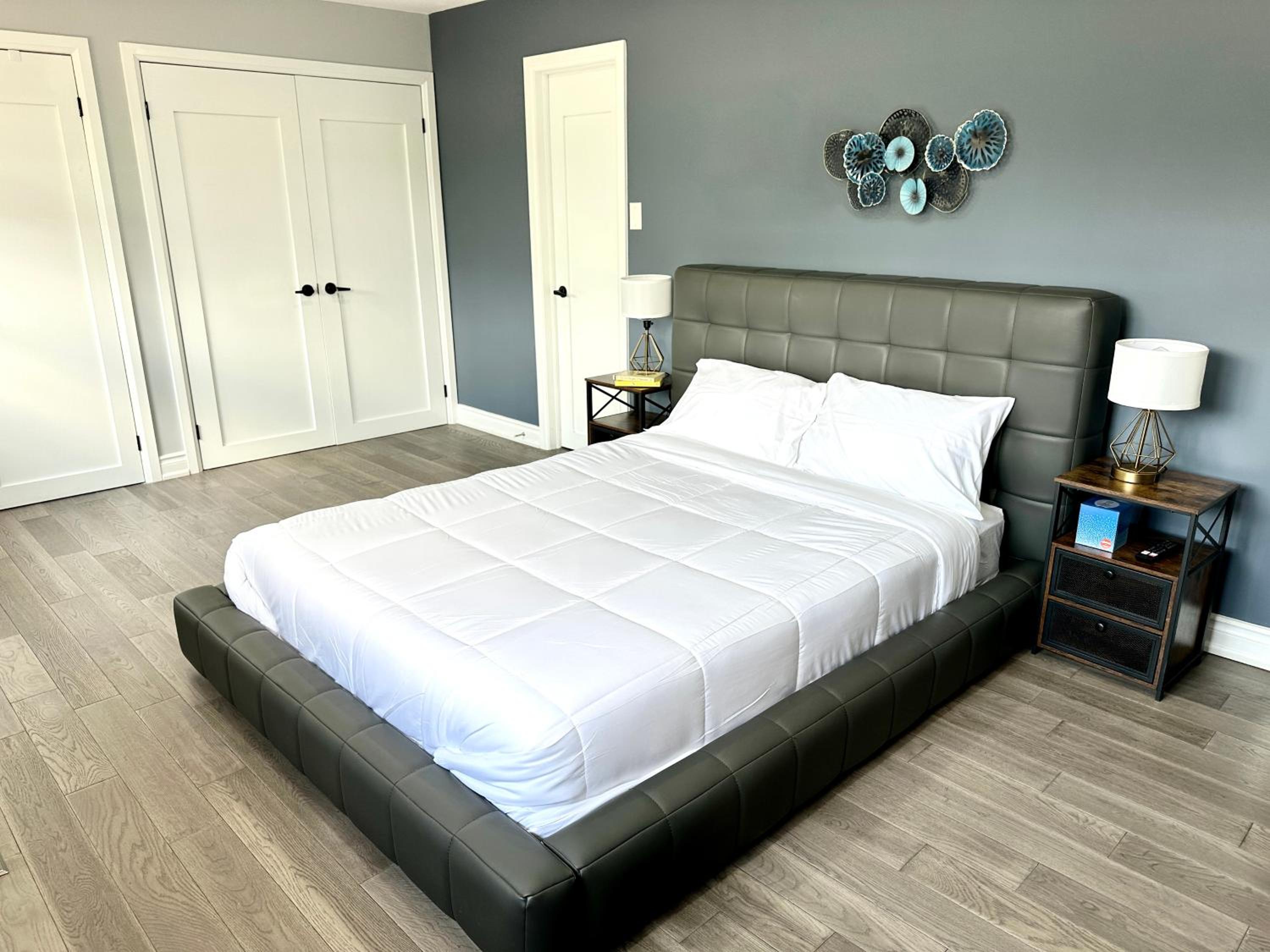 Chic Renovated 3BR Spacious Home Near Yonge St