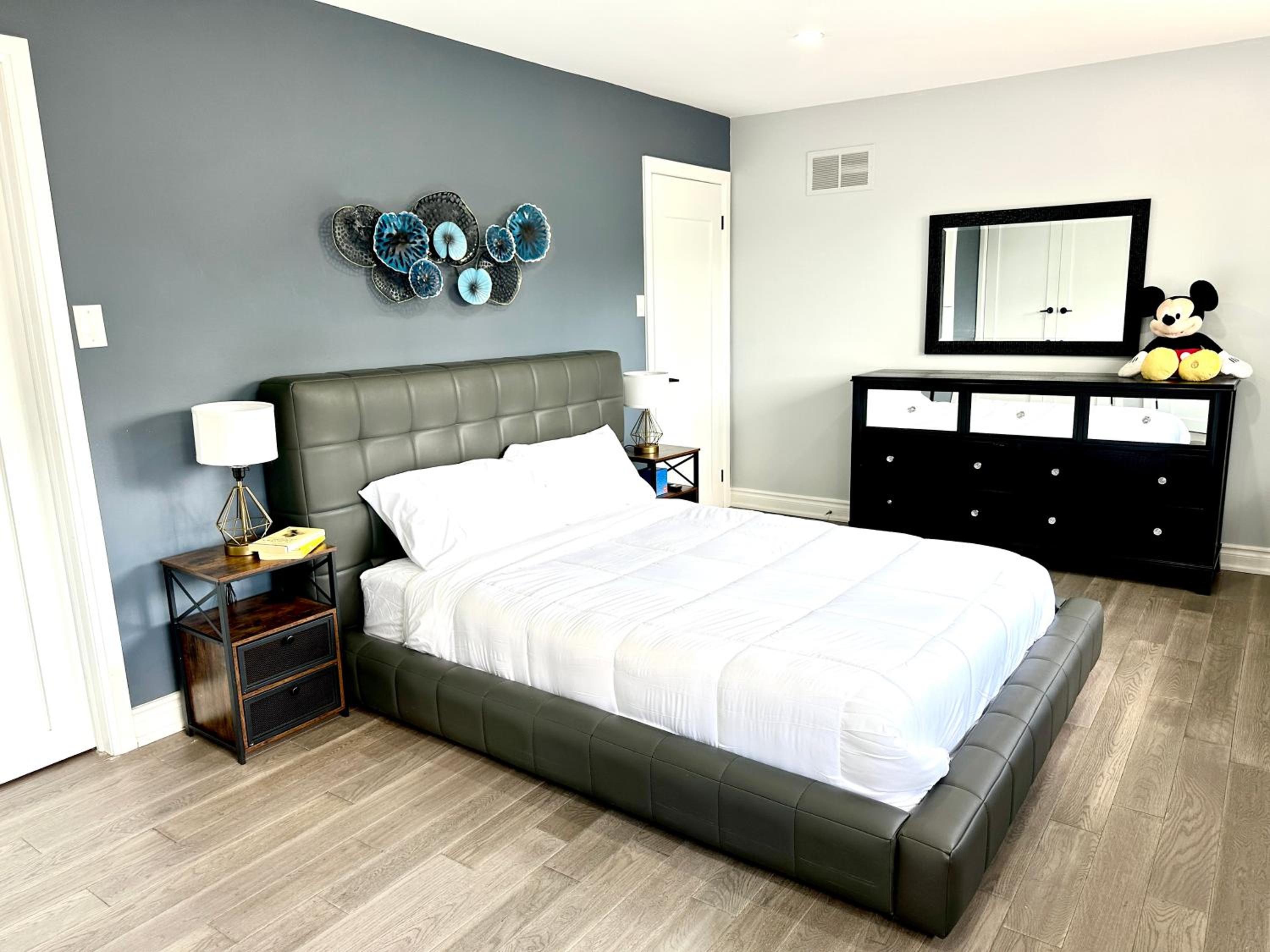 Chic Renovated 3BR Spacious Home Near Yonge St