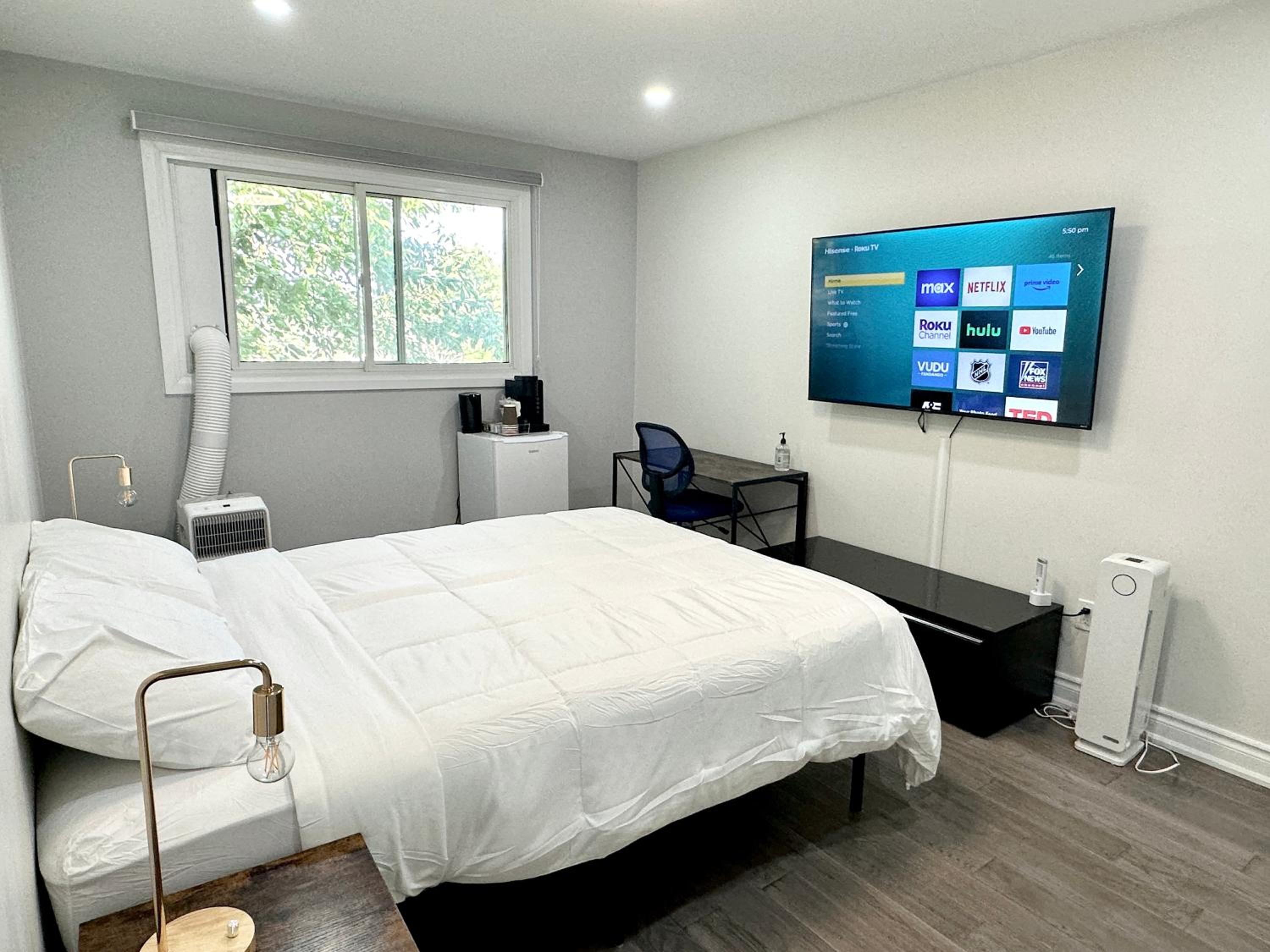 Chic Renovated 3BR Spacious Home Near Yonge St