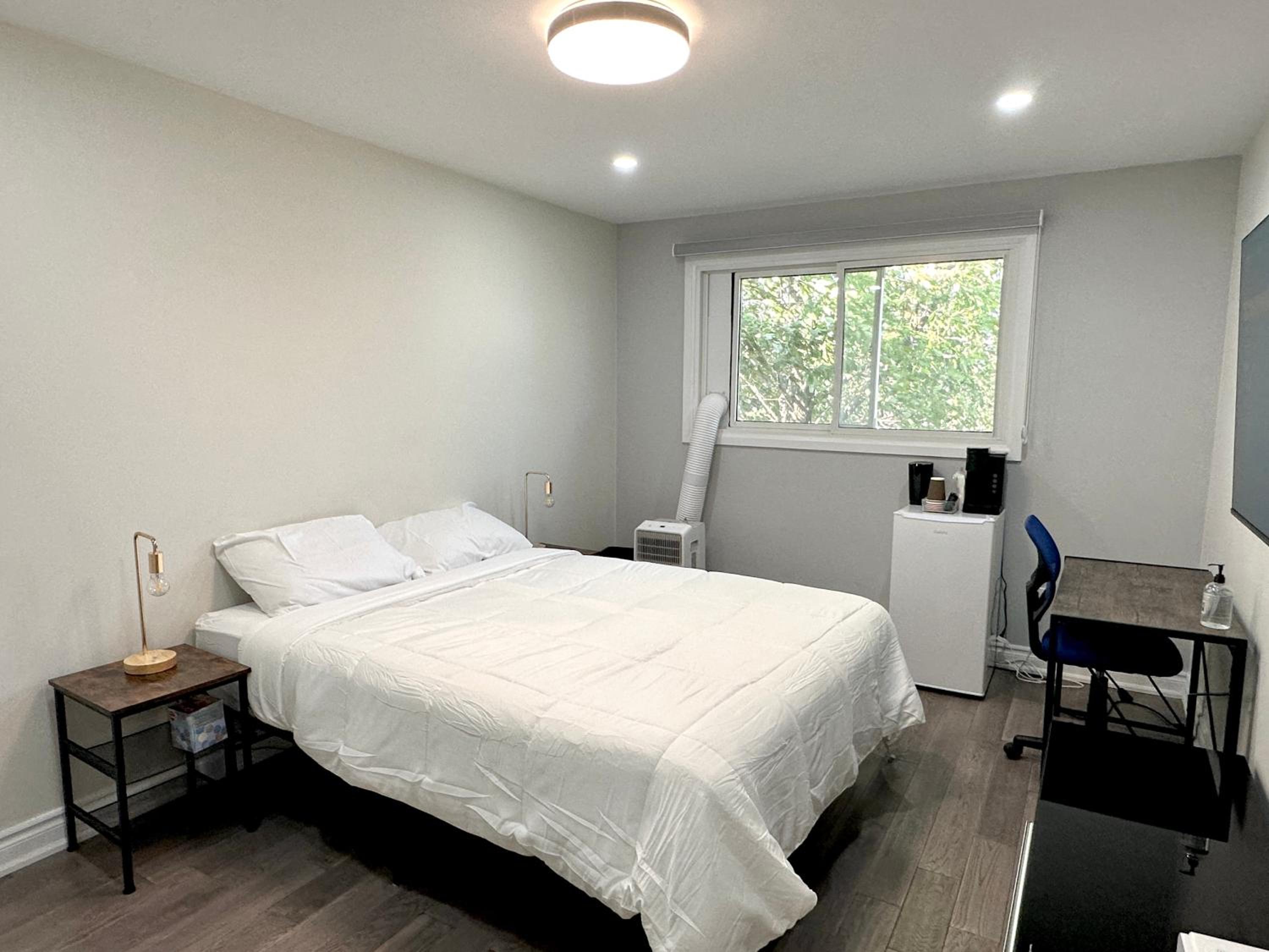 Chic Renovated 3BR Spacious Home Near Yonge St