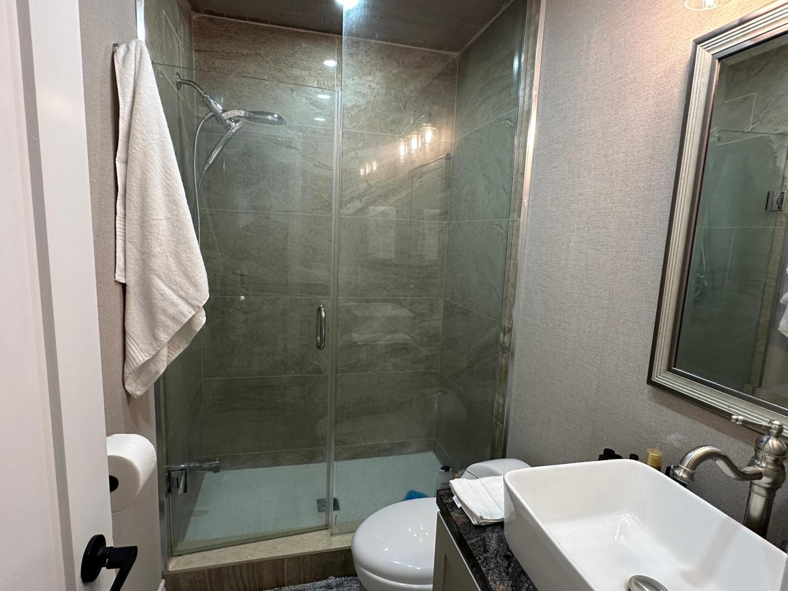Chic Renovated 3BR Spacious Home Near Yonge St