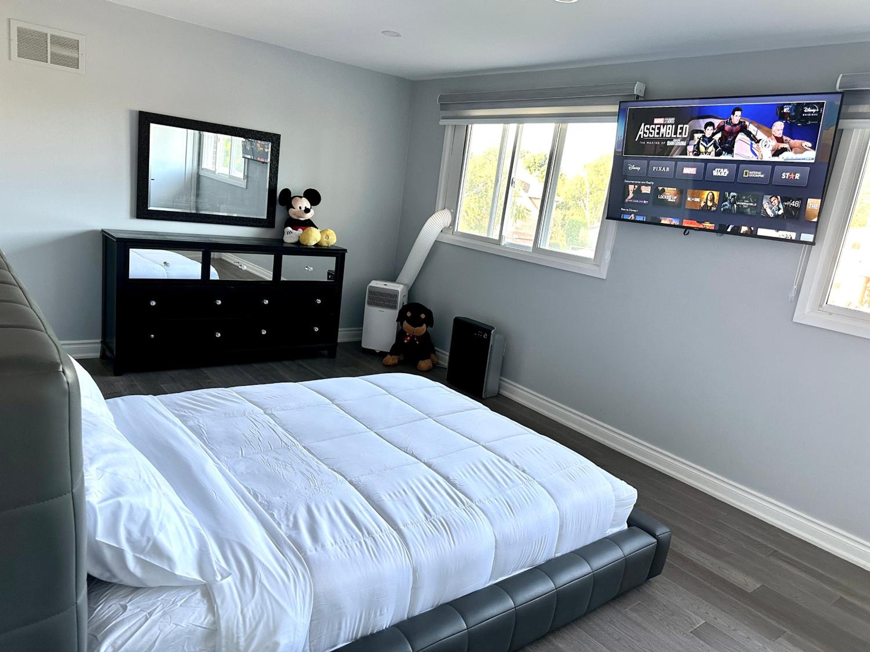 Chic Renovated 3BR Spacious Home Near Yonge St