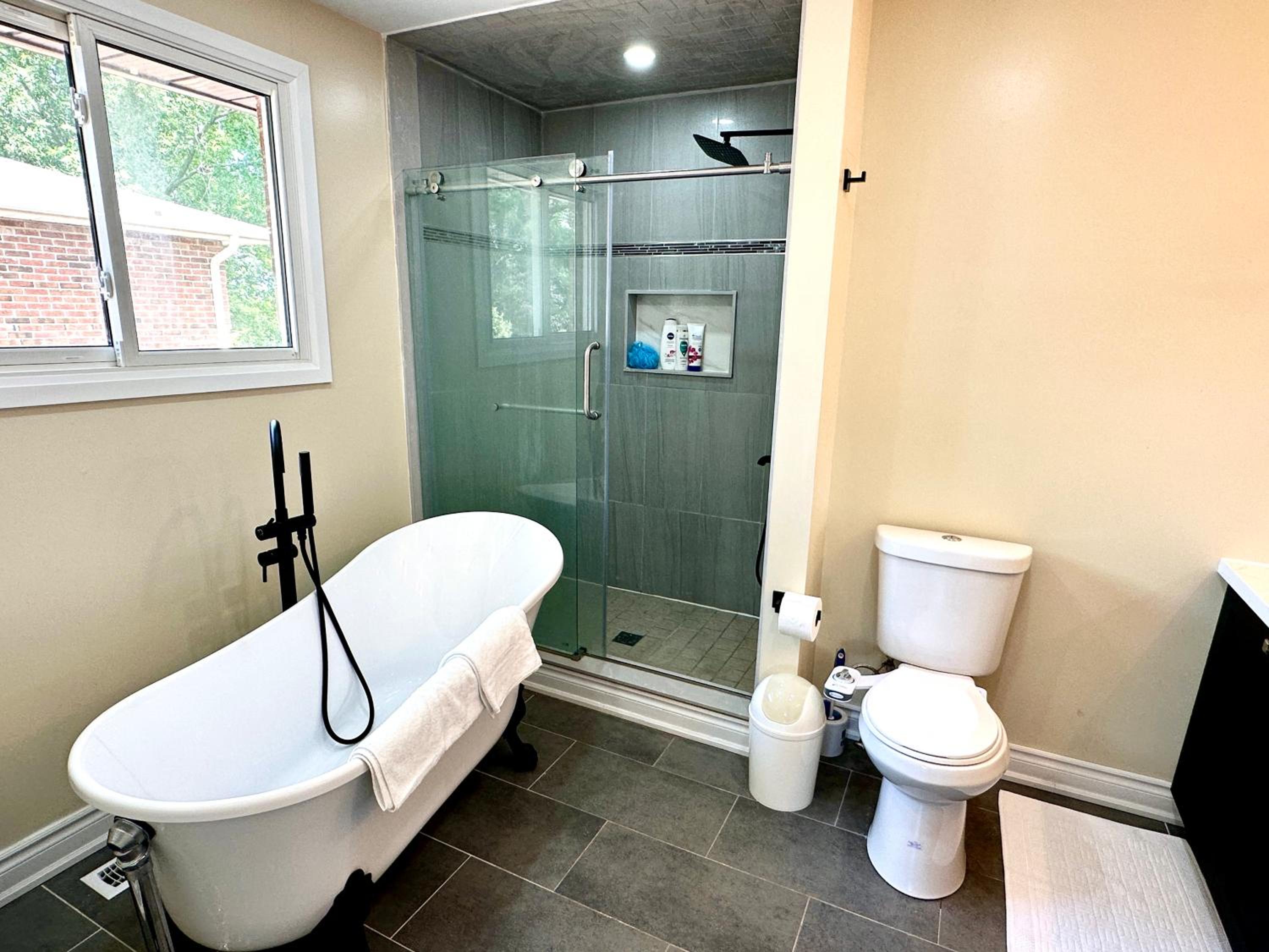 Chic Renovated 3BR Spacious Home Near Yonge St
