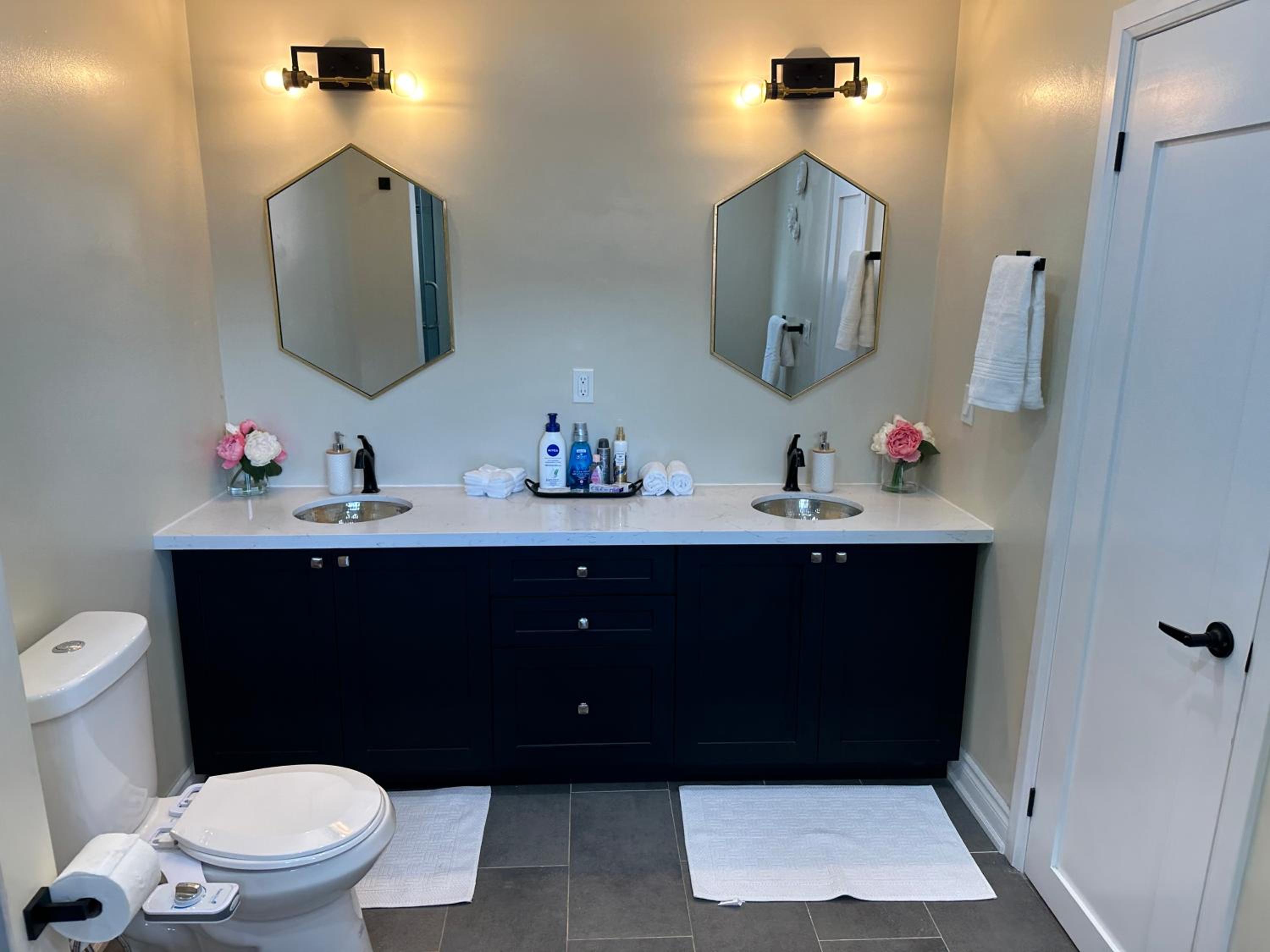 Chic Renovated 3BR Spacious Home Near Yonge St