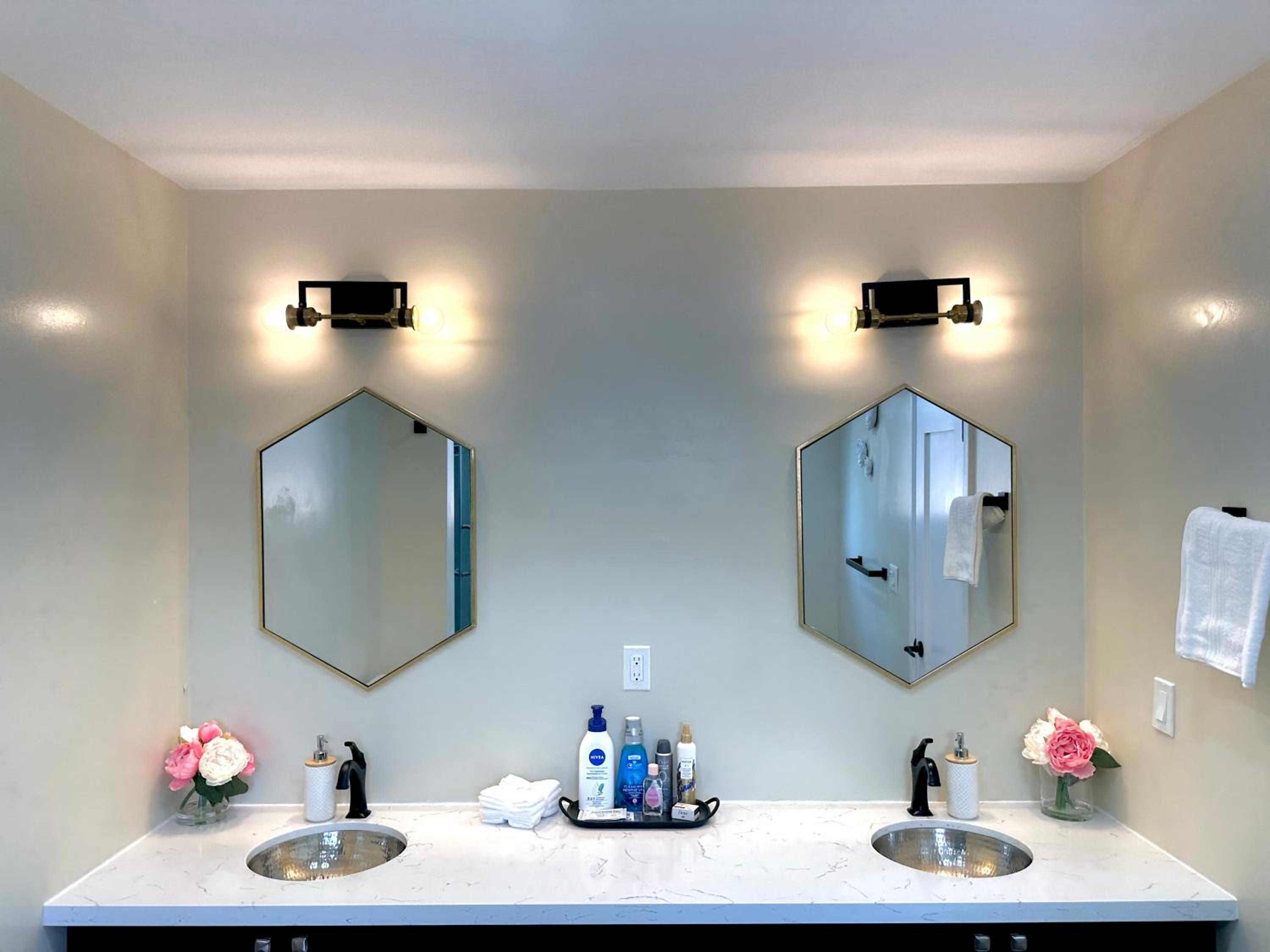 Chic Renovated 3BR Spacious Home Near Yonge St
