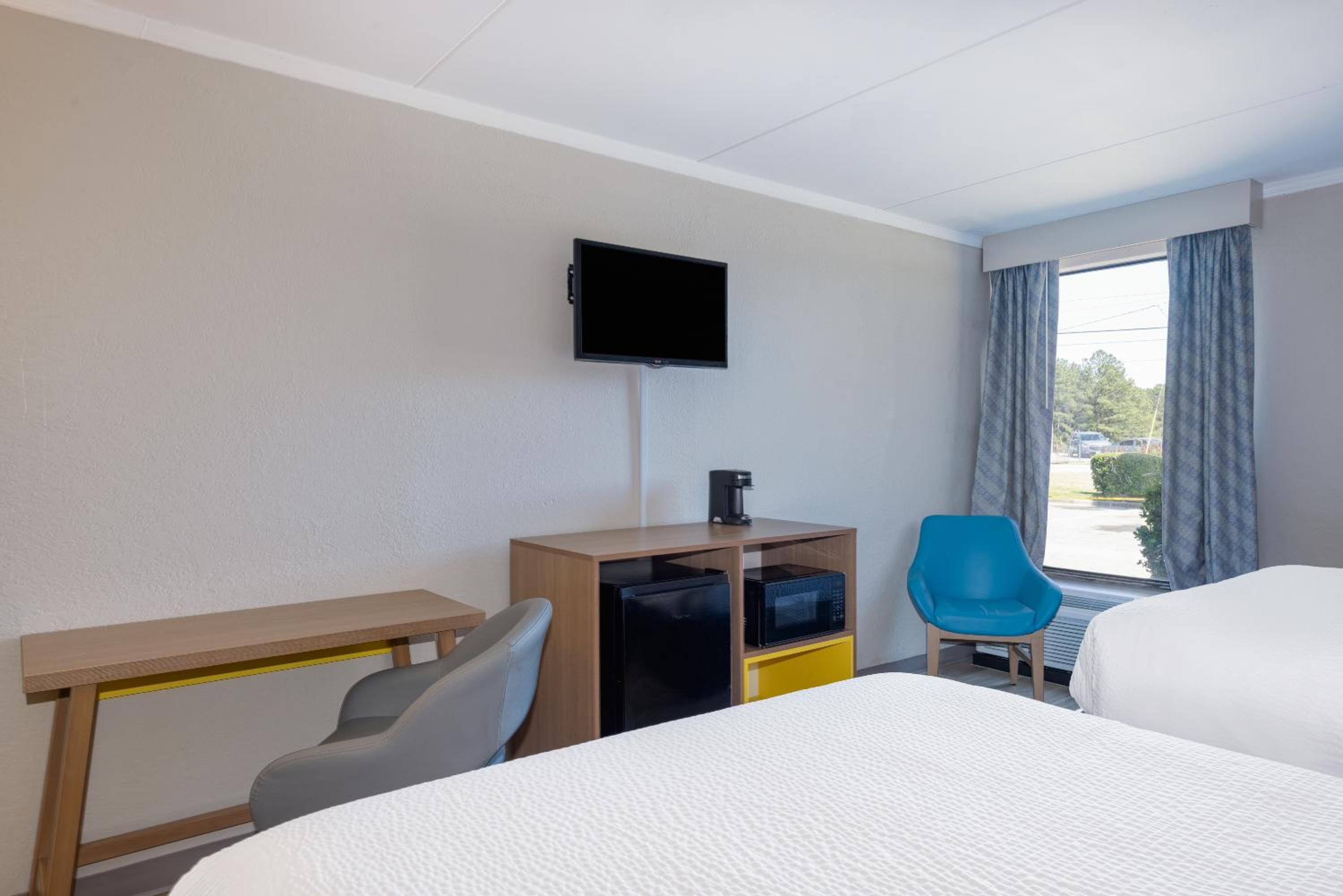 Fayetteville Vacations - Days Inn  Suites by Wyndham Fort Bragg/Cross Creek Mall - Property Image 7