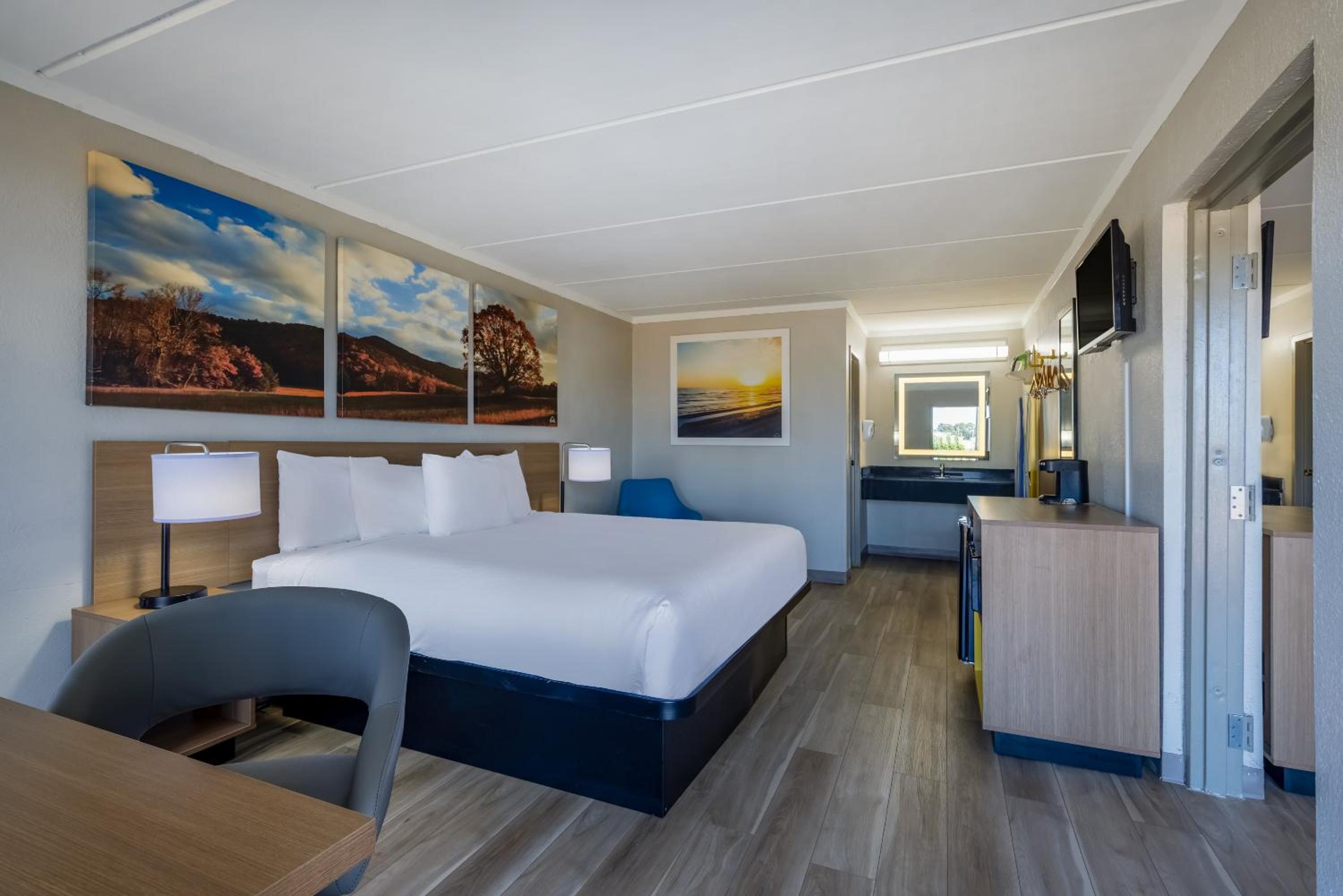 Fayetteville Vacations - Days Inn  Suites by Wyndham Fort Bragg/Cross Creek Mall - Property Image 4