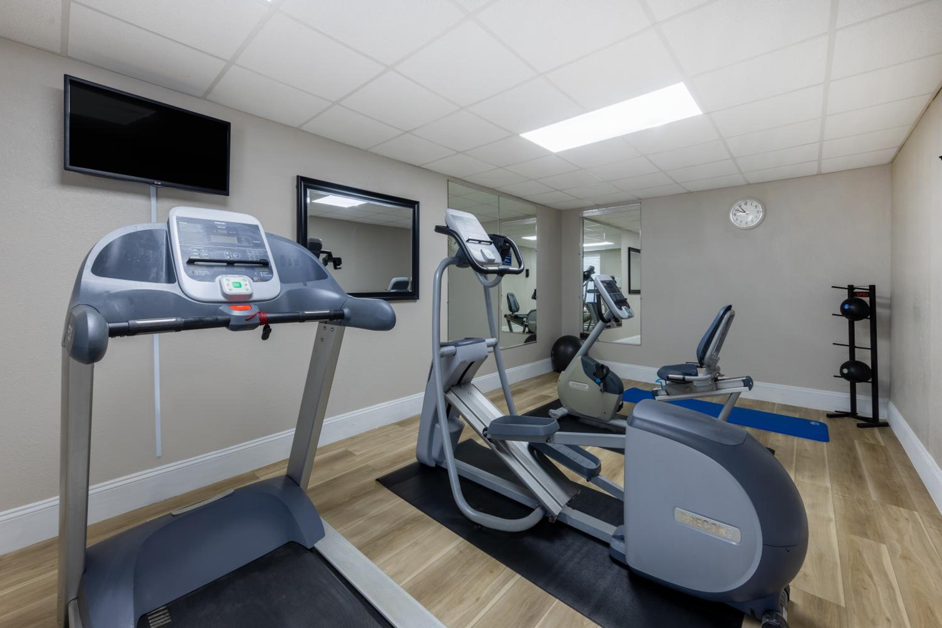 Fayetteville Vacations - Days Inn Suites by Wyndham Fort Bragg/Cross Creek Mall - Property Image 22