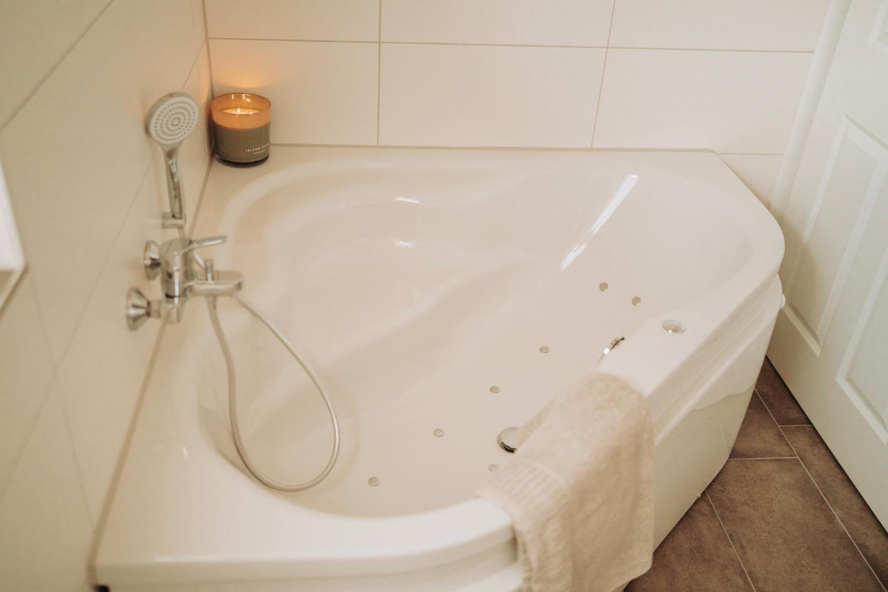 Malerisch am See mit Kamin, Sauna & Whirlpool