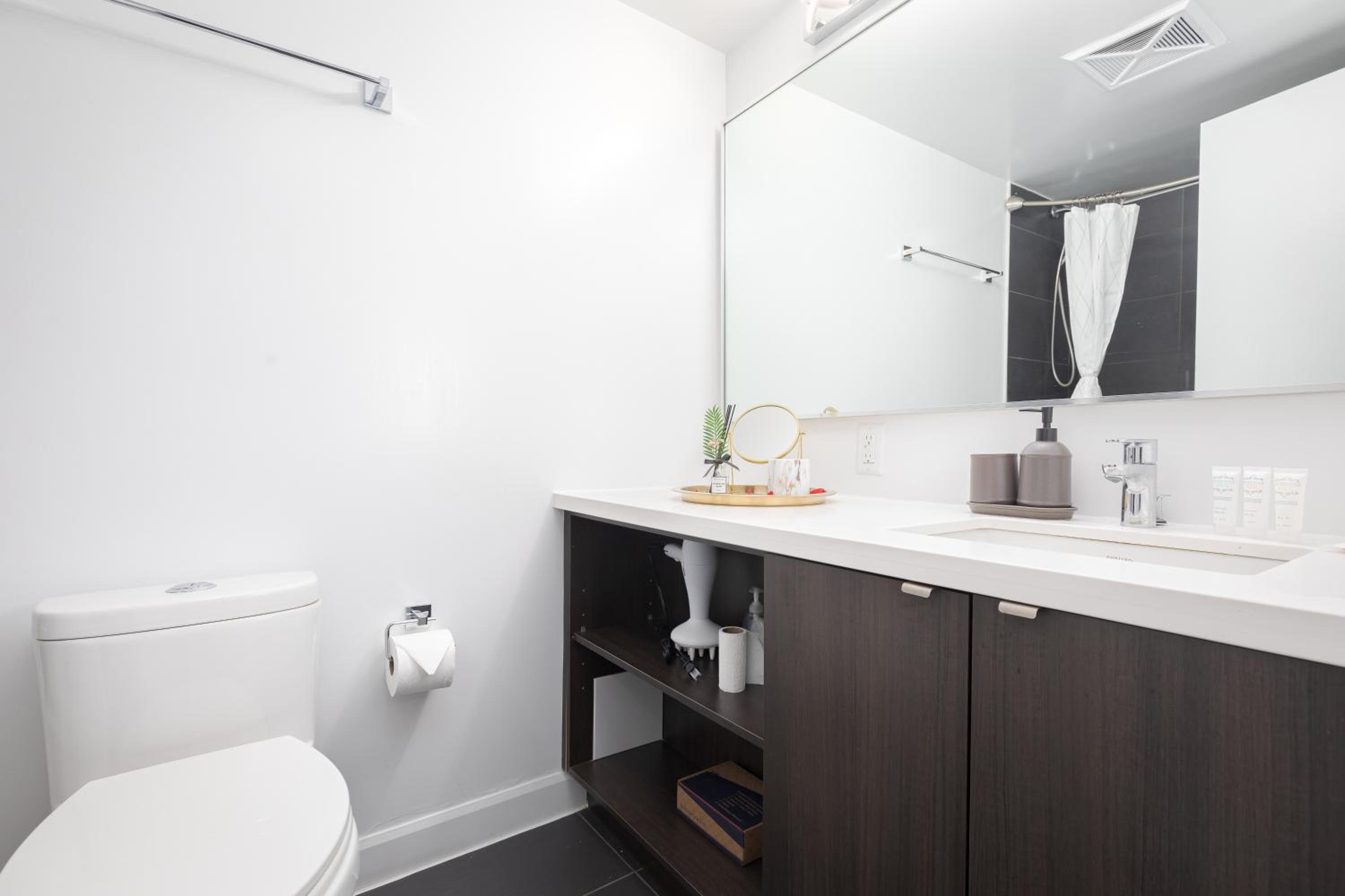 Luxury 3-Beds Apartment in Yorkville with the Best City View in Downtown Toronto