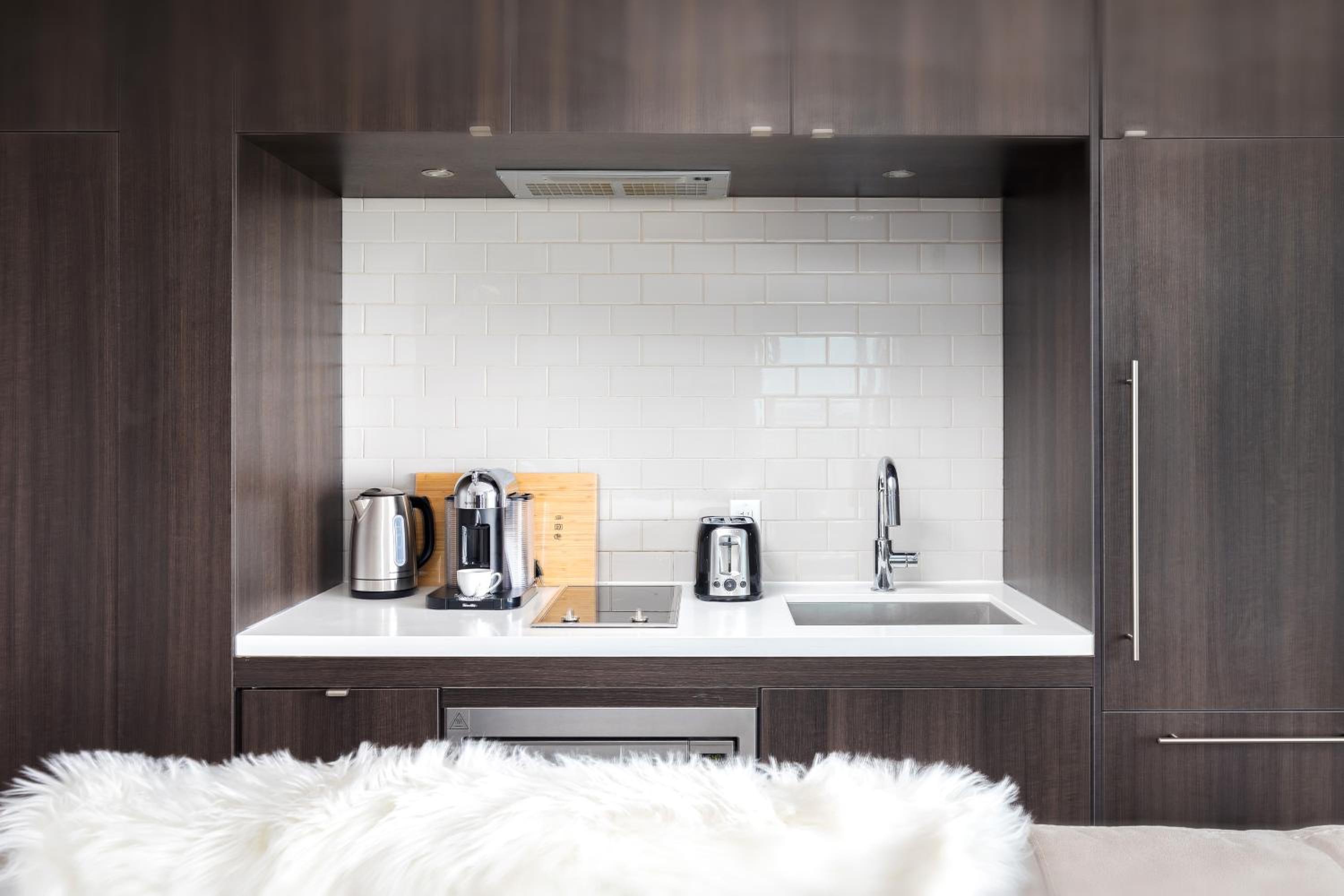Luxury 3-Beds Apartment in Yorkville with the Best City View in Downtown Toronto