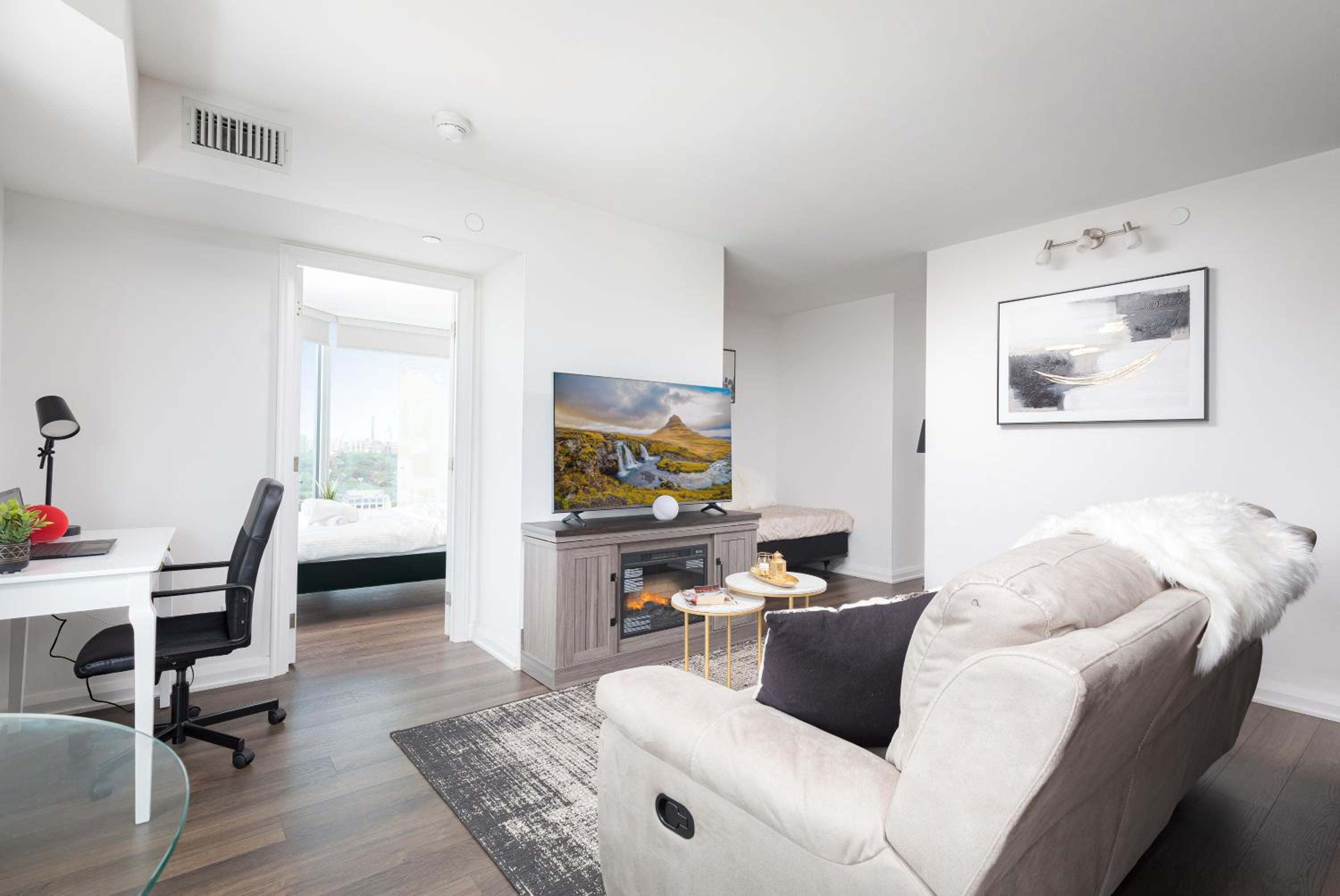 Luxury 3-Beds Apartment in Yorkville with the Best City View in Downtown Toronto