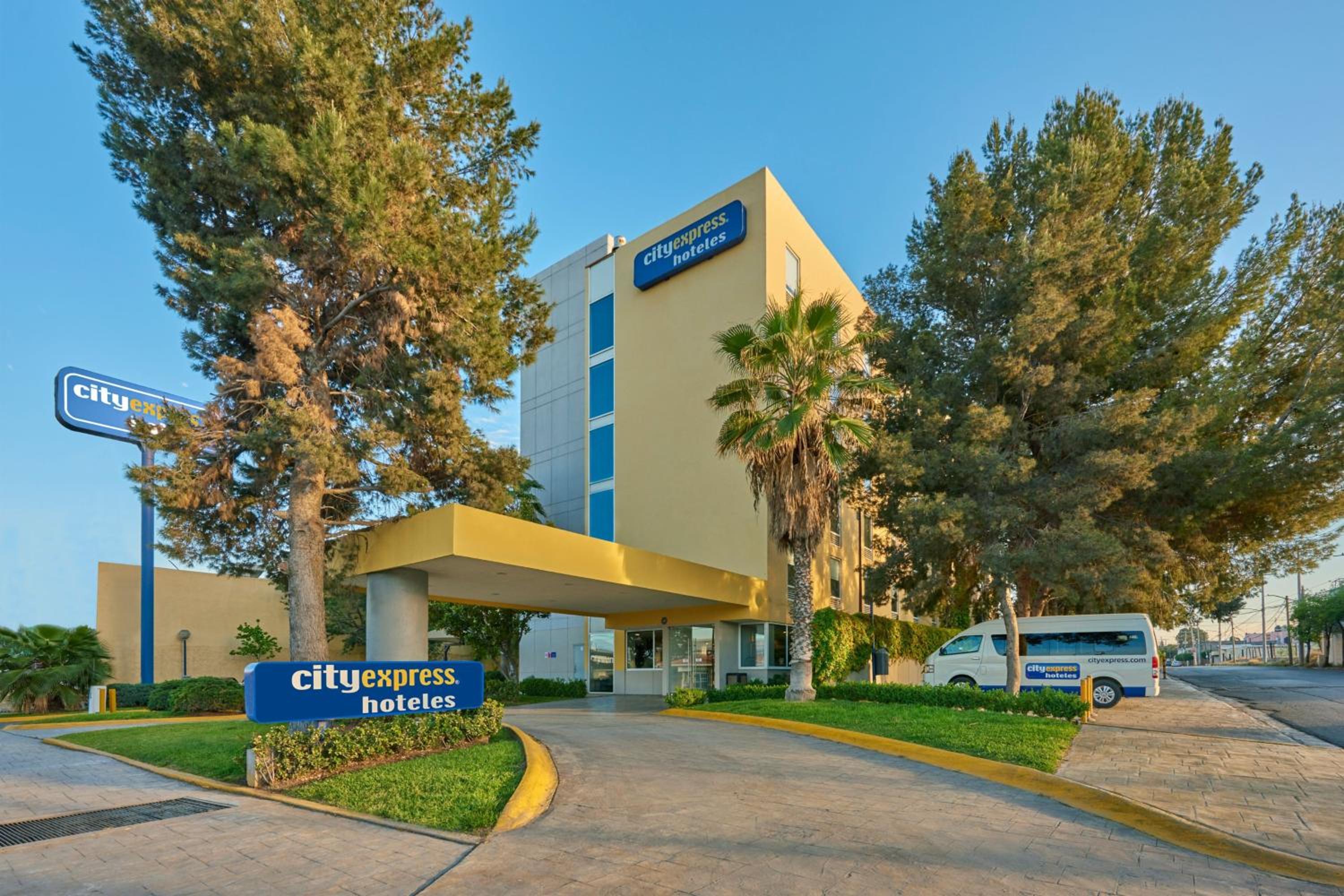 Saltillo Vacations - City Express by Marriott Saltillo Norte - Property Image 2