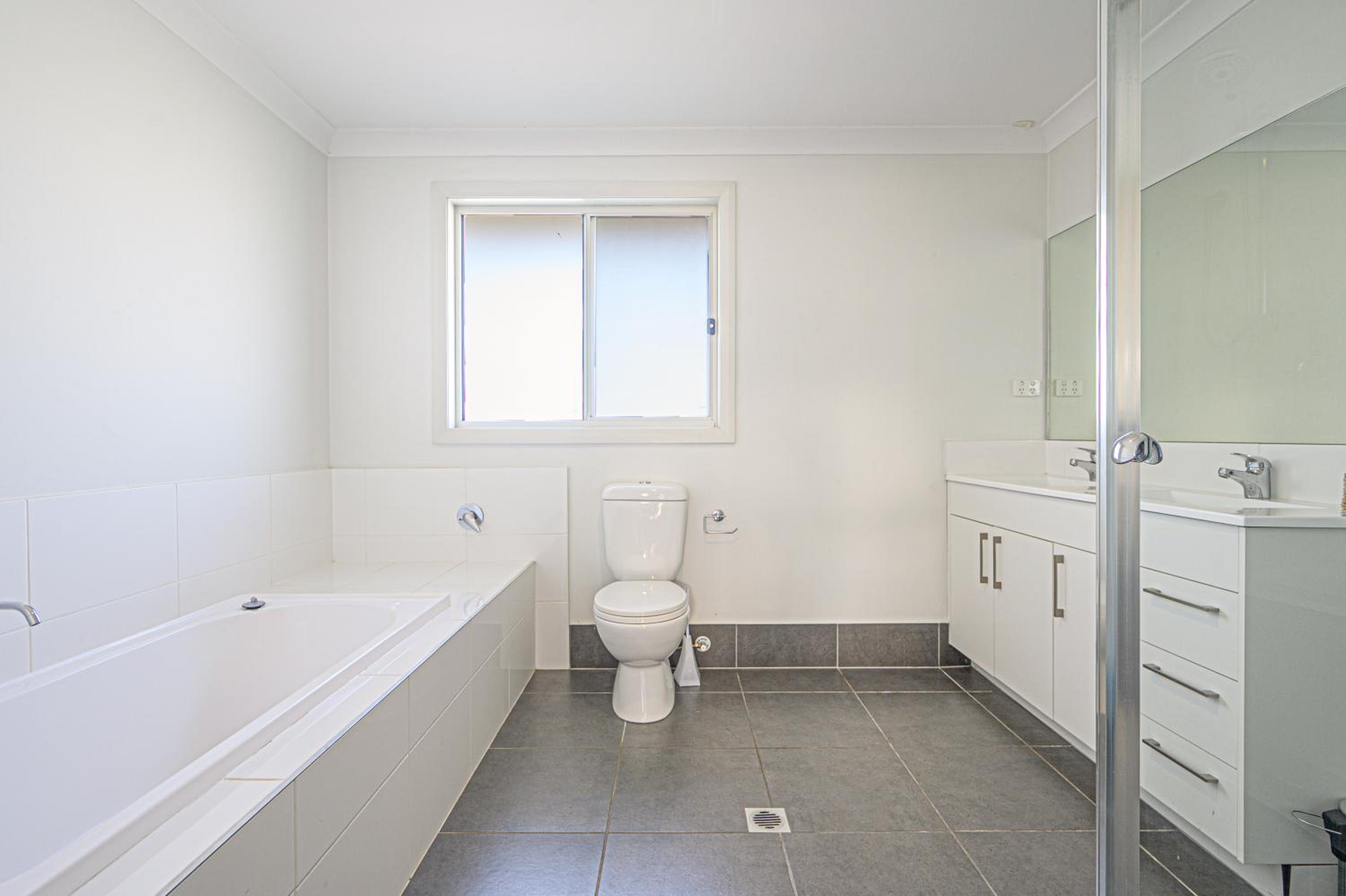 Colebee Modern 5BR House Spacious & Close to Park