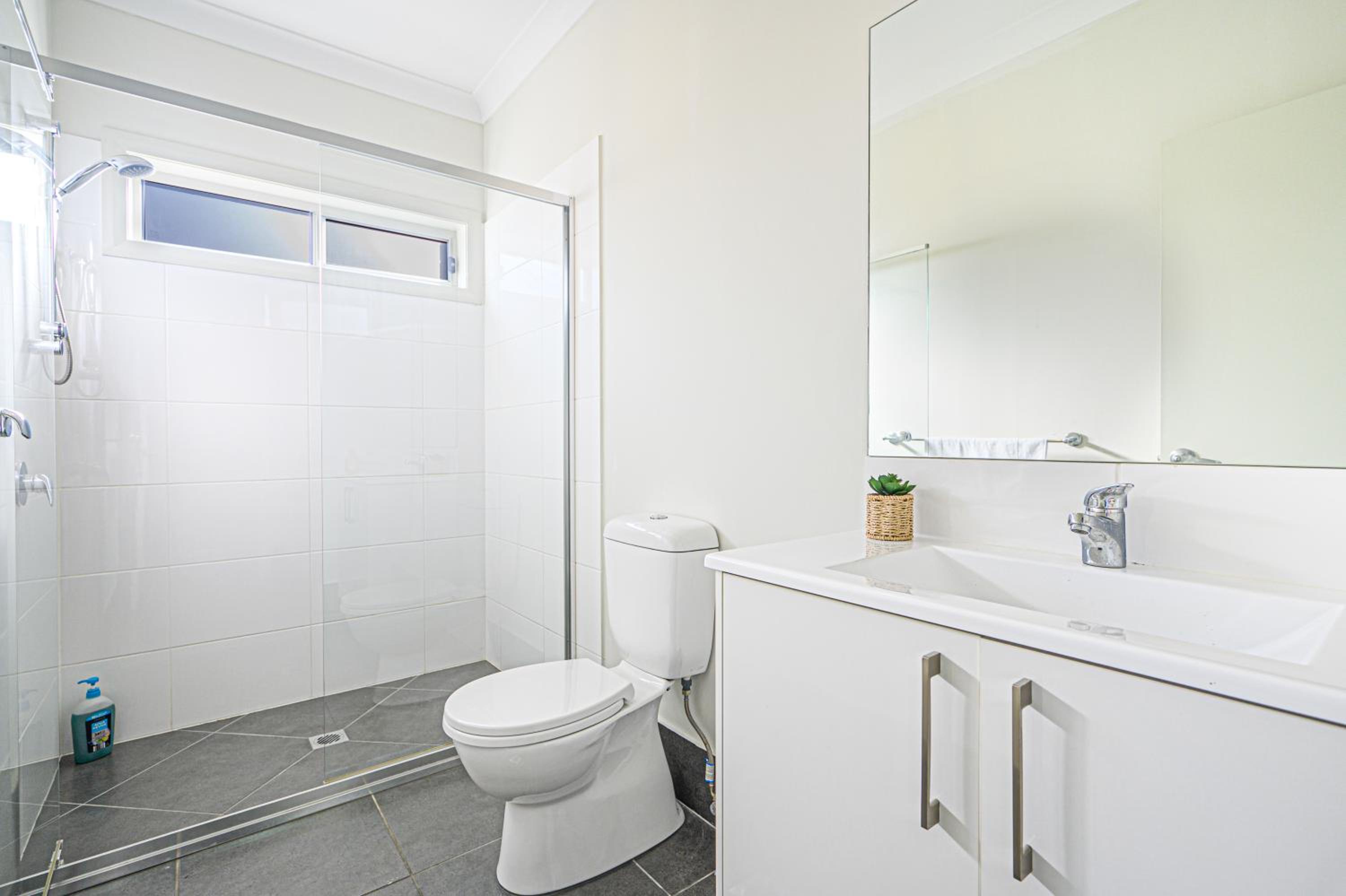 Colebee Modern 5BR House Spacious & Close to Park