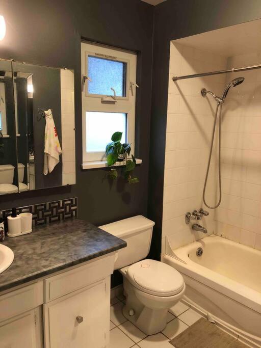 private room with queen bed in richmond 202
