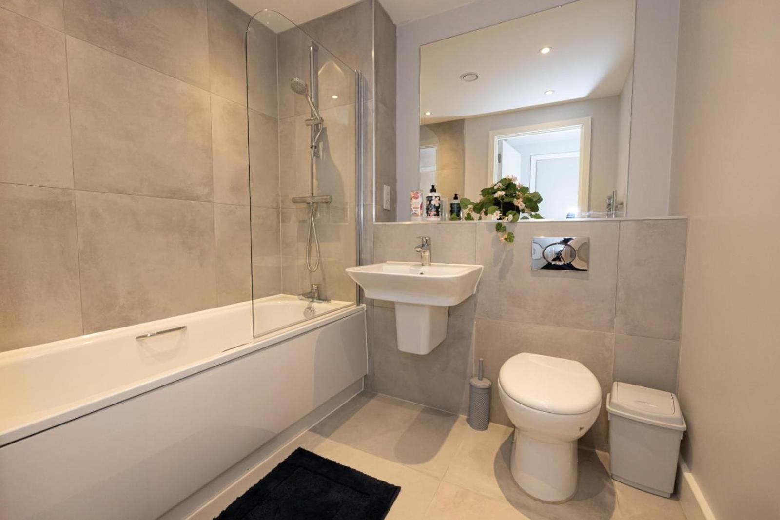 Contemporary 3 Bedrooms Apartment Manchester City view 4