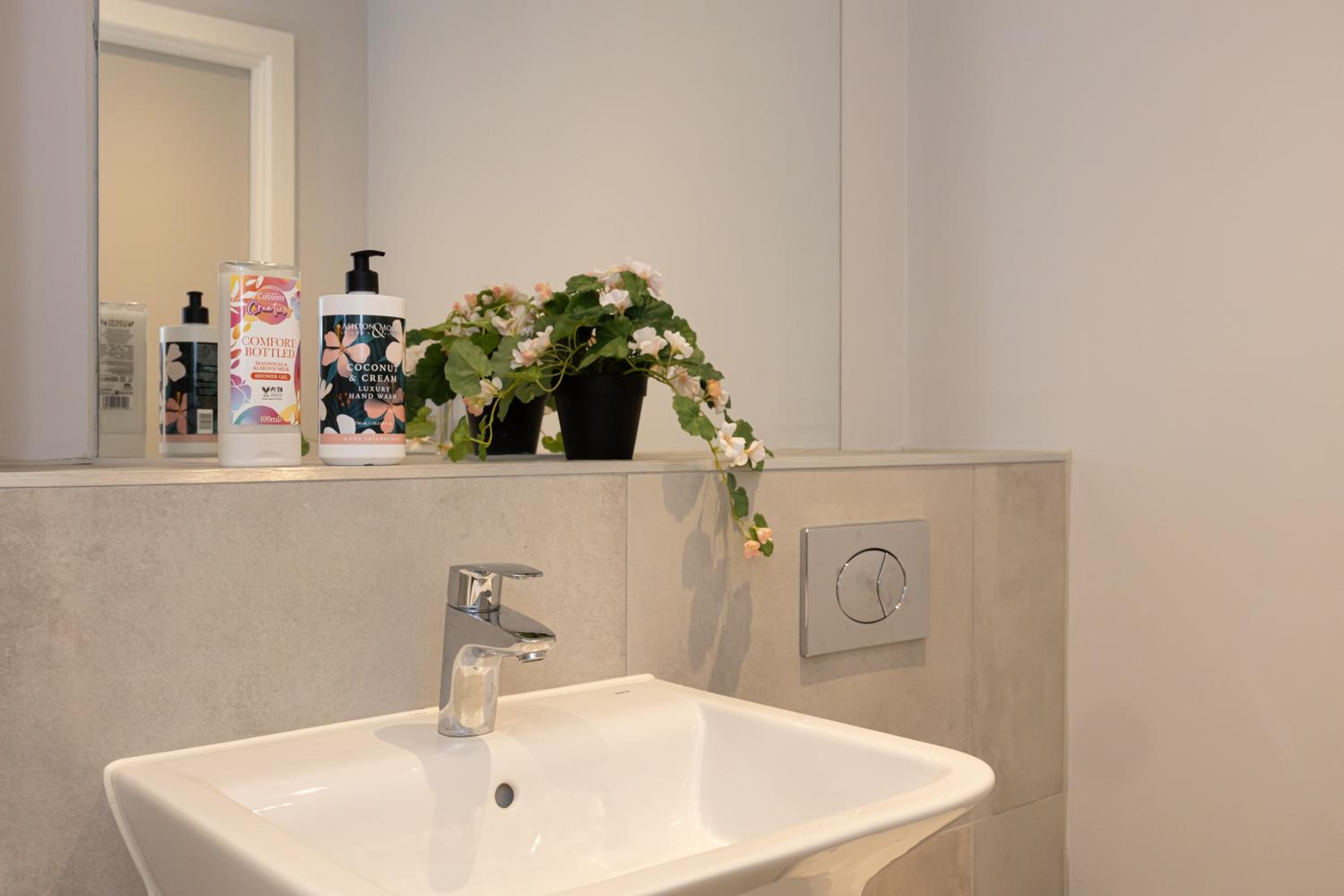 Contemporary 3 Bedrooms Apartment Manchester City view 3