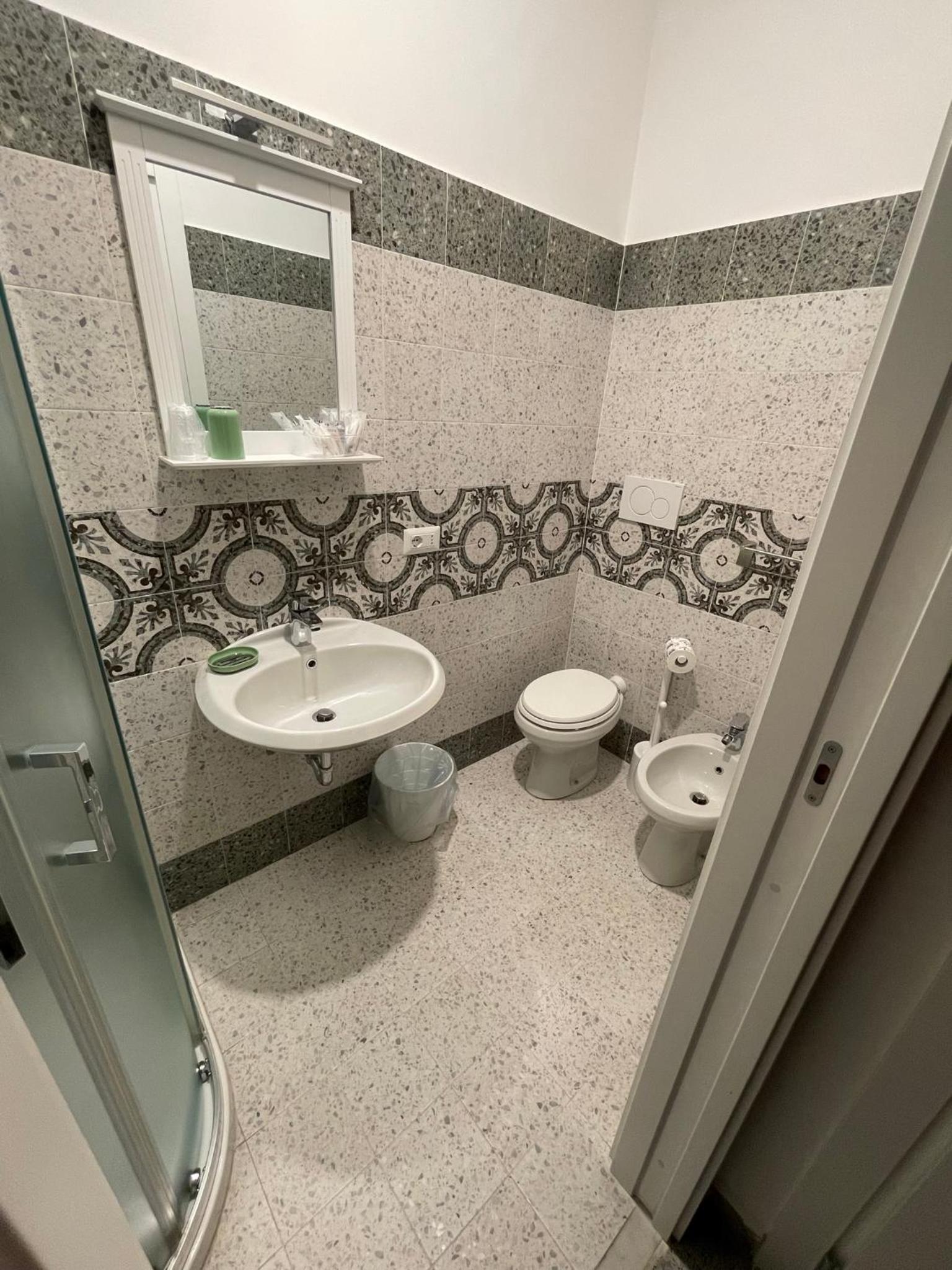 La Musa en Capri — bathroom