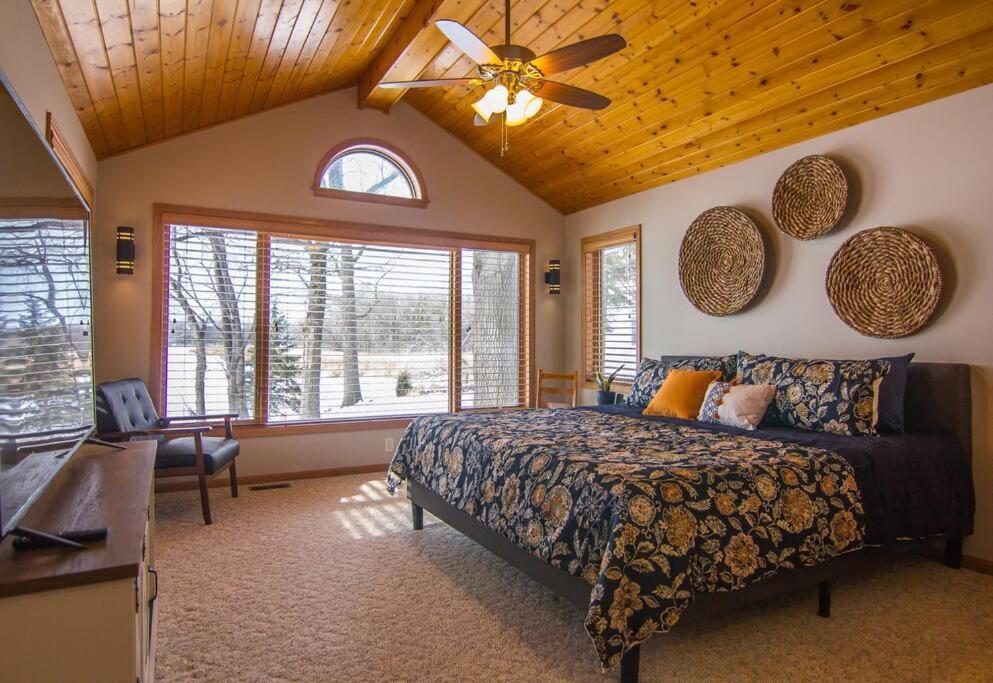 Minneapolis / St Paul Vacations - Lake House- Four Bedroom retreat, King bed, Beautiful Sunset! - Property Image 4