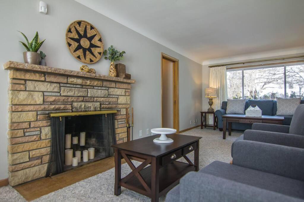 Lake House- Four Bedroom retreat, King bed, Beautiful Sunset! - Property Image 39
