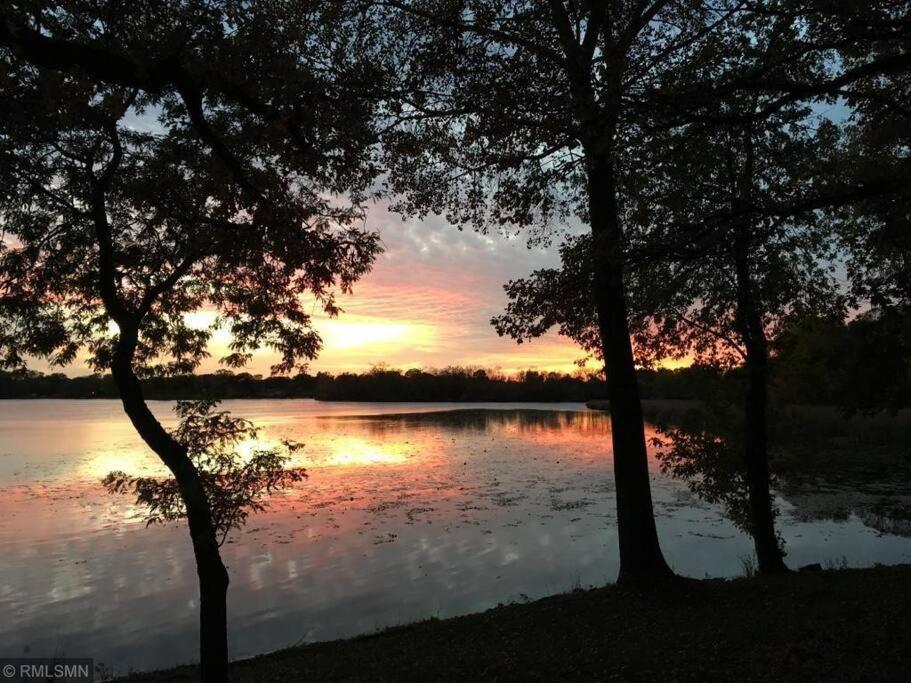 Lake House- Four Bedroom retreat, King bed, Beautiful Sunset! - Property Image 43