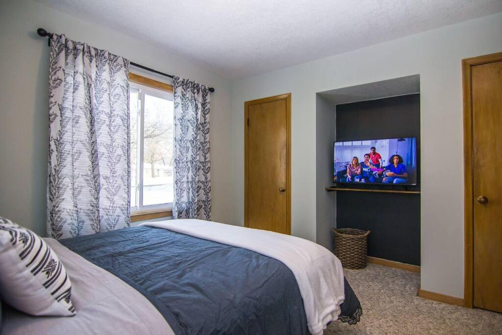 Lake House- Four Bedroom retreat, King bed, Beautiful Sunset! - Property Image 6