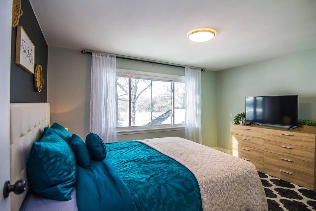 Lake House- Four Bedroom retreat, King bed, Beautiful Sunset! - Property Image 9