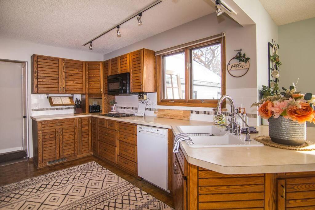Lake House- Four Bedroom retreat, King bed, Beautiful Sunset! - Property Image 12
