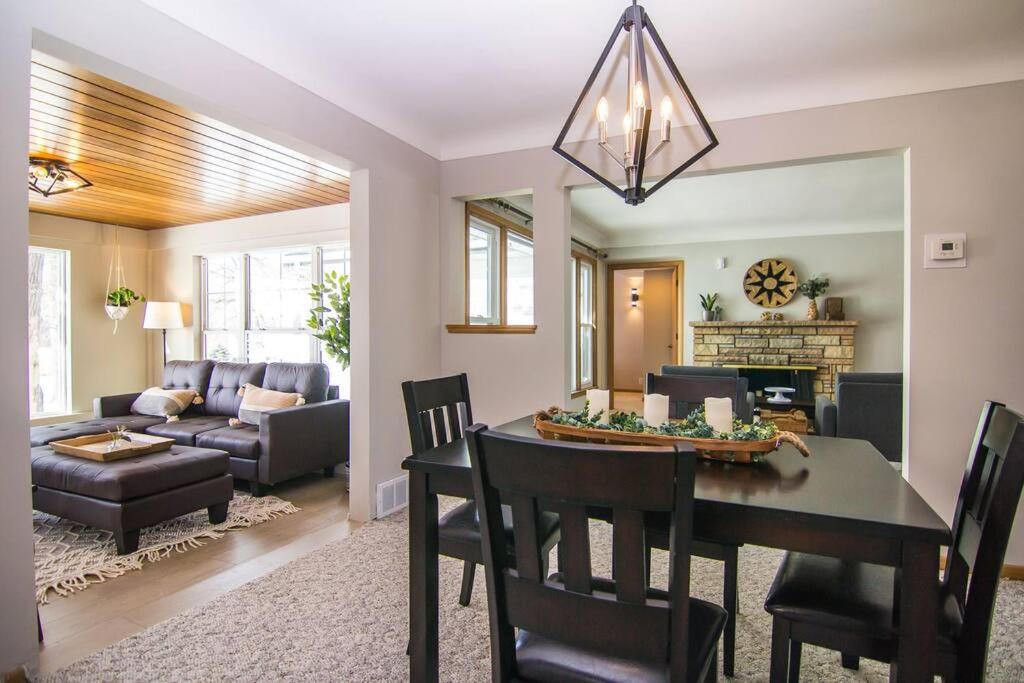 Lake House- Four Bedroom retreat, King bed, Beautiful Sunset! - Property Image 14