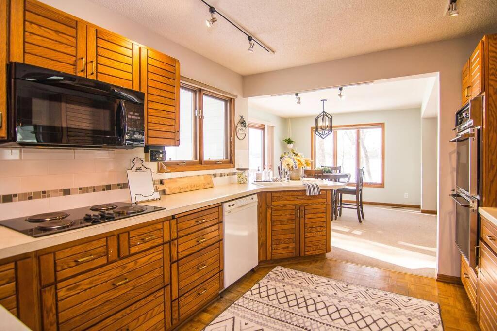 Lake House- Four Bedroom retreat, King bed, Beautiful Sunset! - Property Image 20