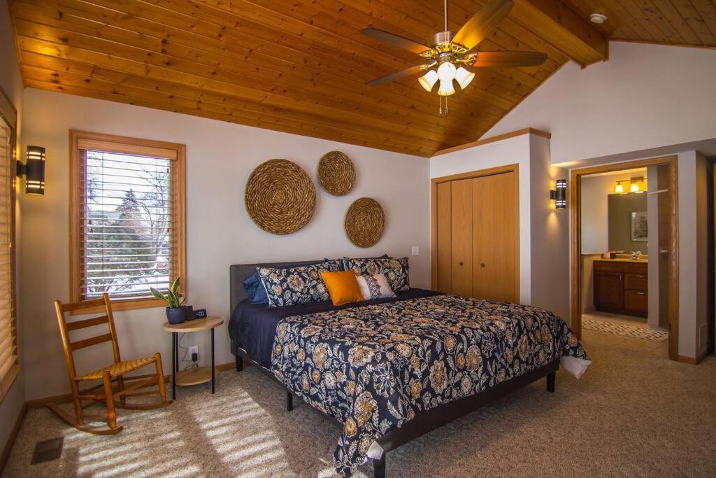 Lake House- Four Bedroom retreat, King bed, Beautiful Sunset! - Property Image 24