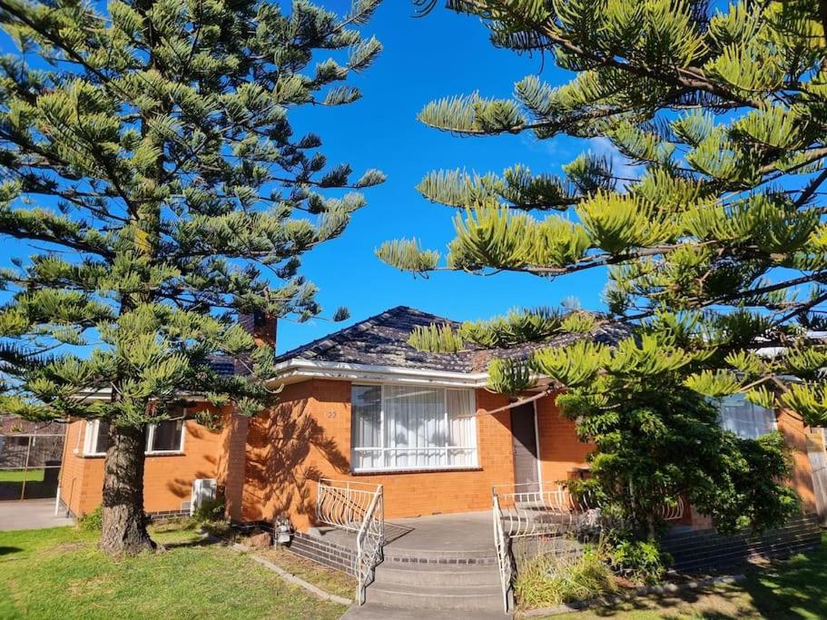 Two Pines, whole home in Tullamarine near airport!