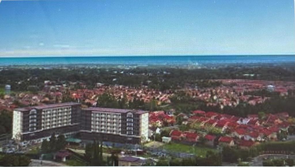 Furnished Condo with Private Parking, Free WiFi, Netflix & 2 Aircon Units view 5