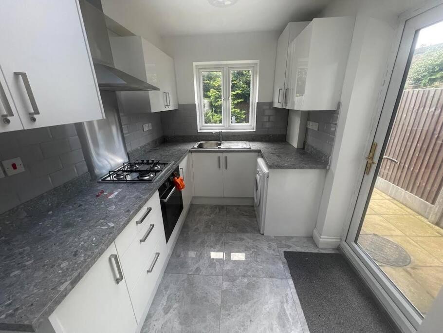 5 Bed, easy access to Stratford/Central London