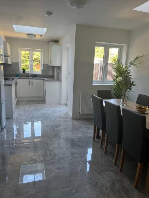 5 Bed, easy access to Stratford/Central London