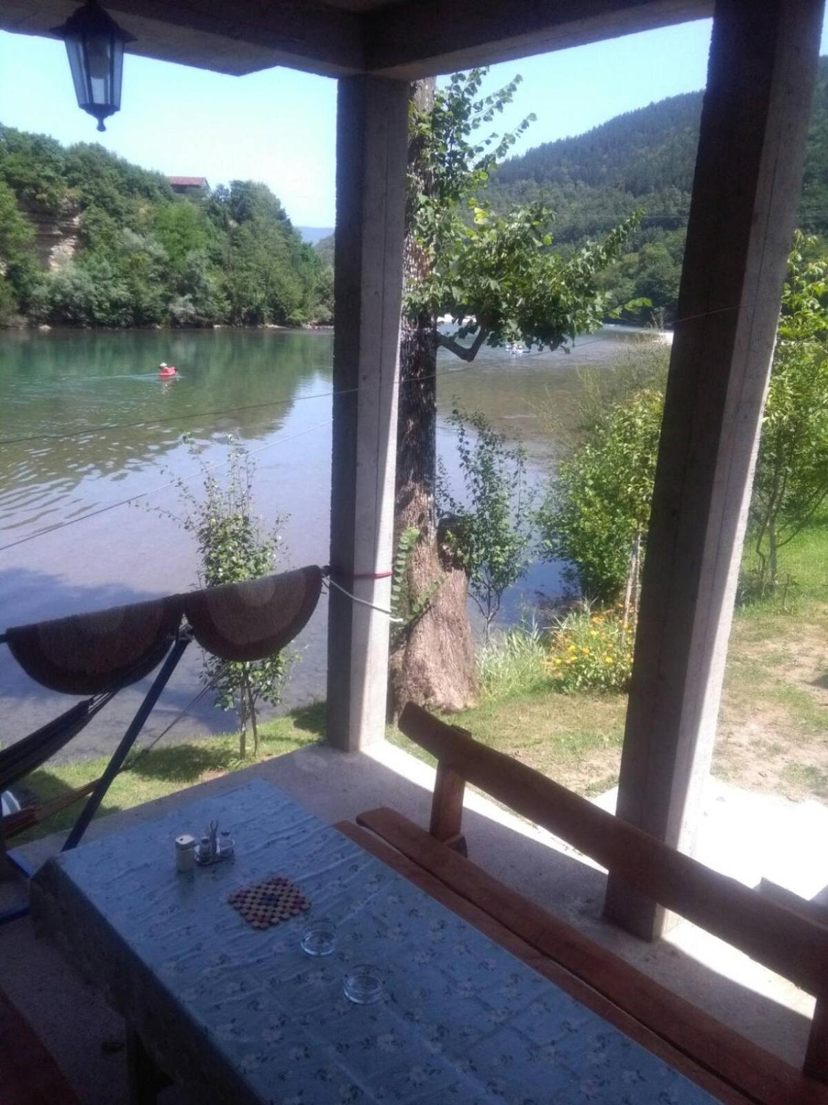 Vikendica pored Drine Foča