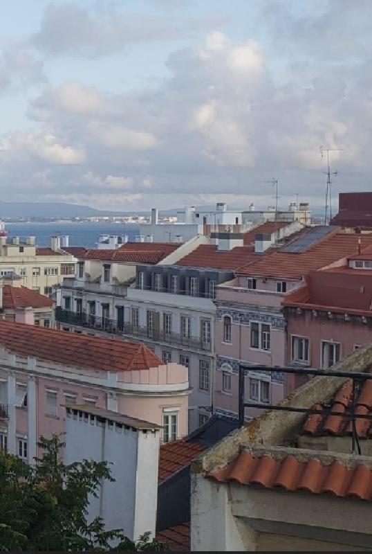 Sunny Double Room in a Shared Apartment close to Lisbon Downtown