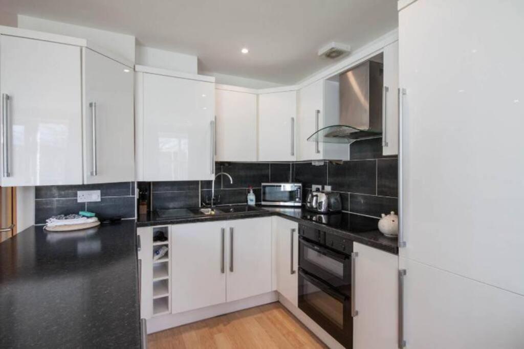 The beautifully central Flat 3 The Cobourg Tenby Sat to Sat booking only in school summer holidays view 5