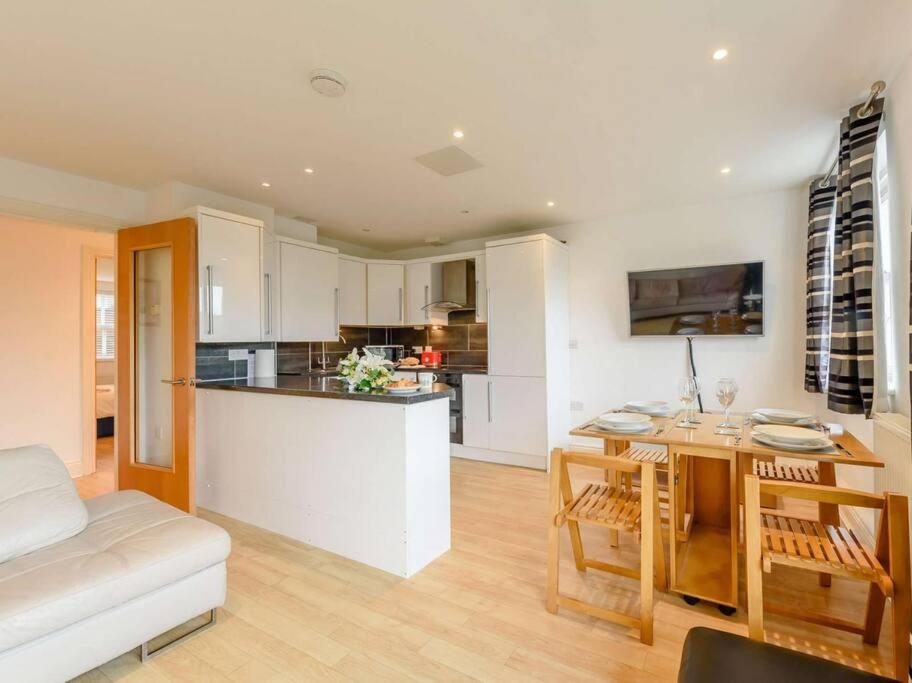 The beautifully central Flat 3 The Cobourg Tenby Sat to Sat booking only in school summer holidays view 3