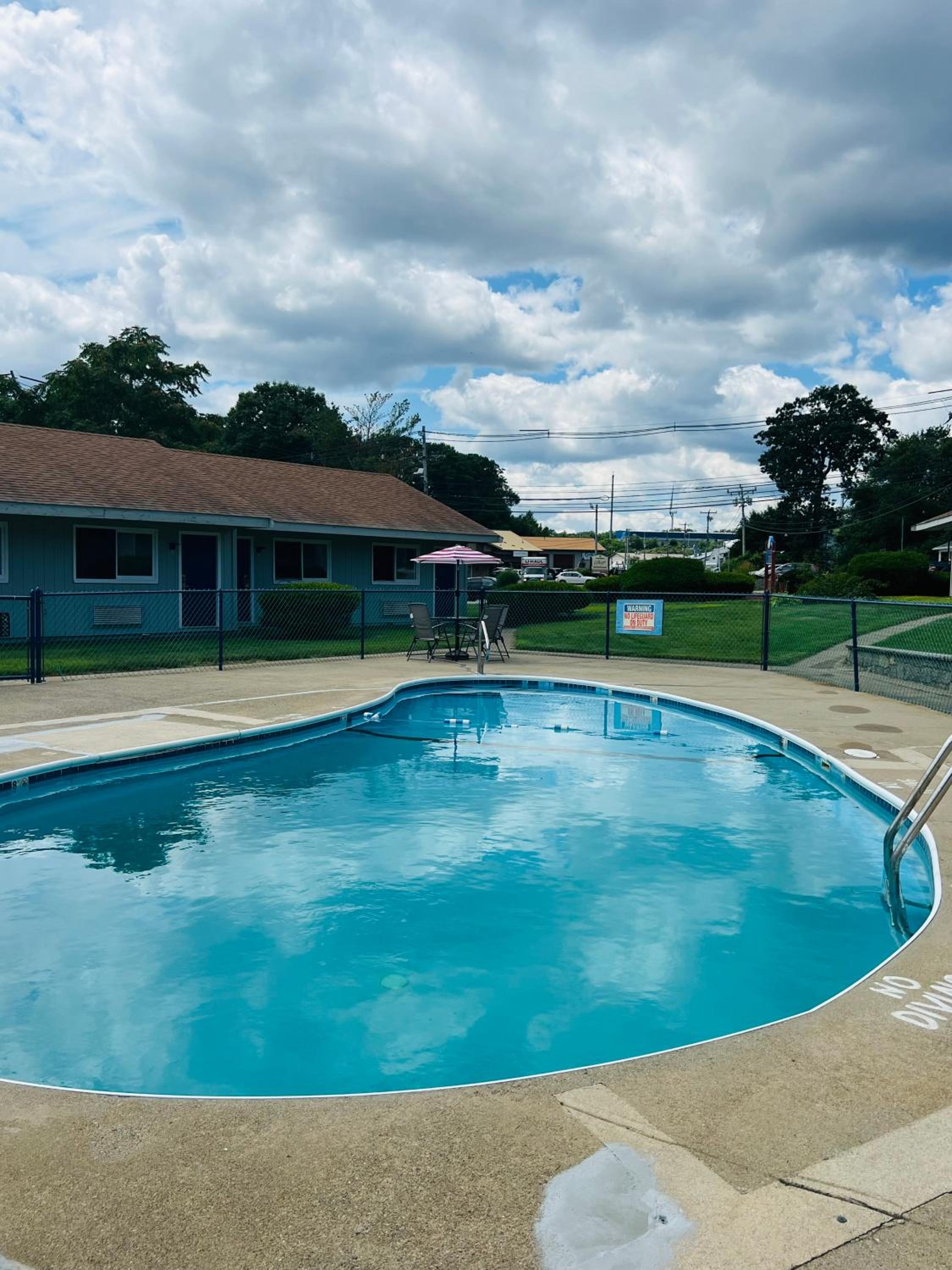 Captain's Lodge Motel view 3