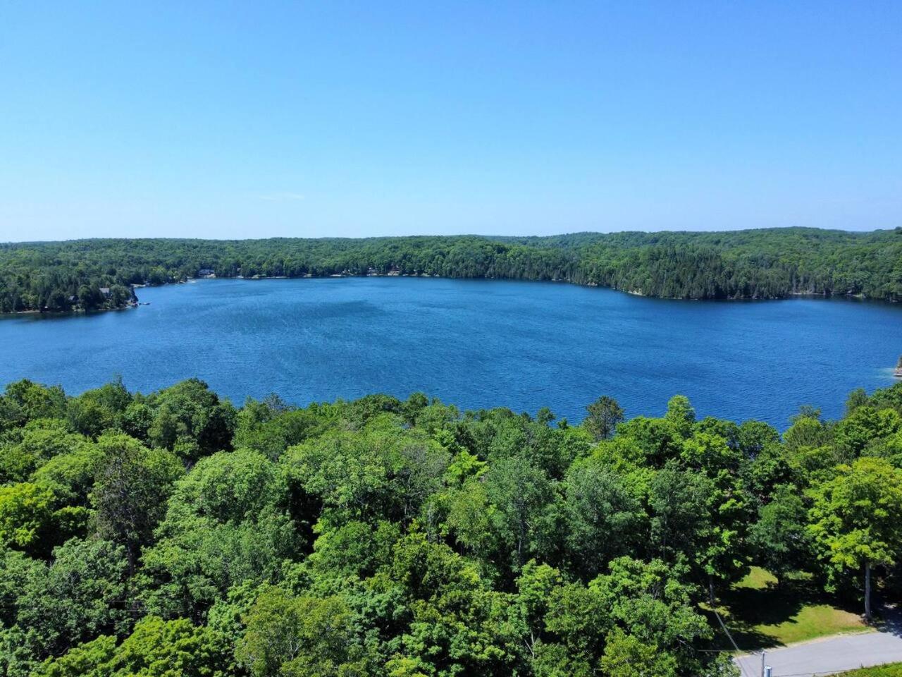 Dreamy Family Oasis ~ Lake Access ~ Games ~Skiing~Snowmobiling~Winter and Summer Activities