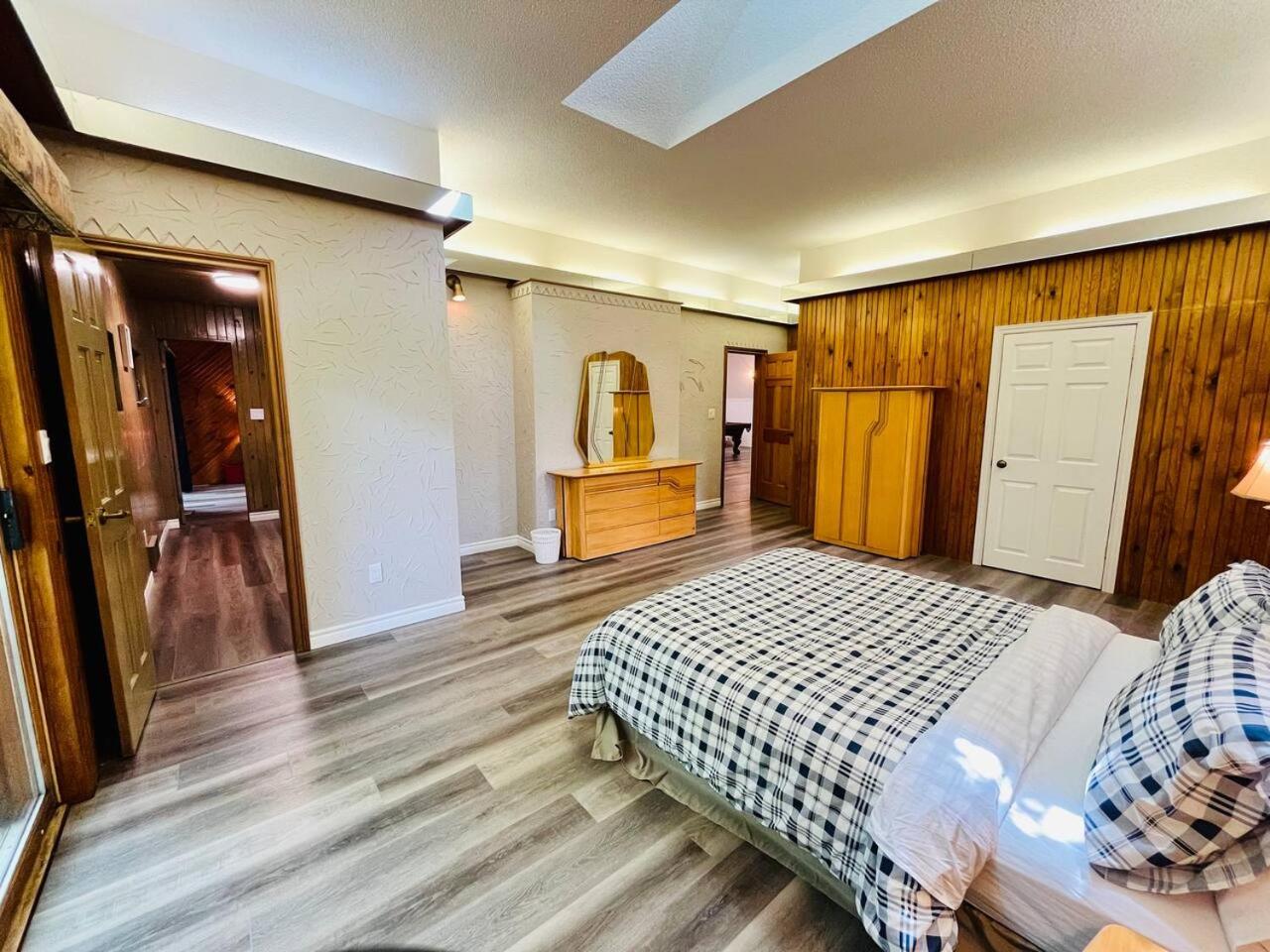 Dreamy Family Oasis ~ Lake Access ~ Games ~Skiing~Snowmobiling~Winter and Summer Activities