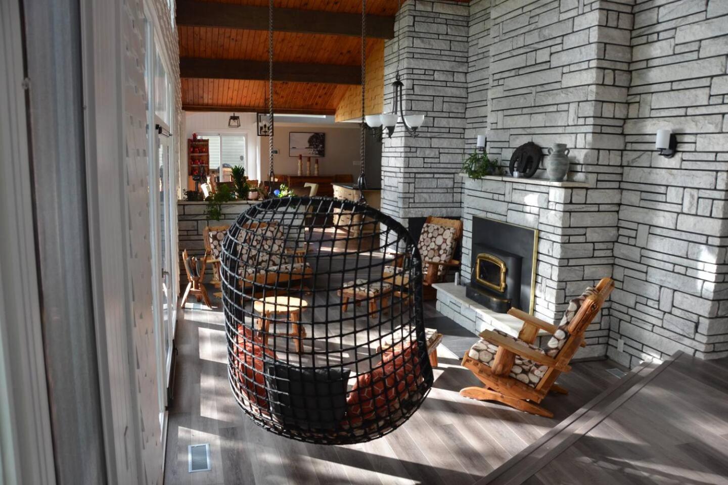 Dreamy Family Oasis ~ Lake Access ~ Games ~Skiing~Snowmobiling~Winter and Summer Activities