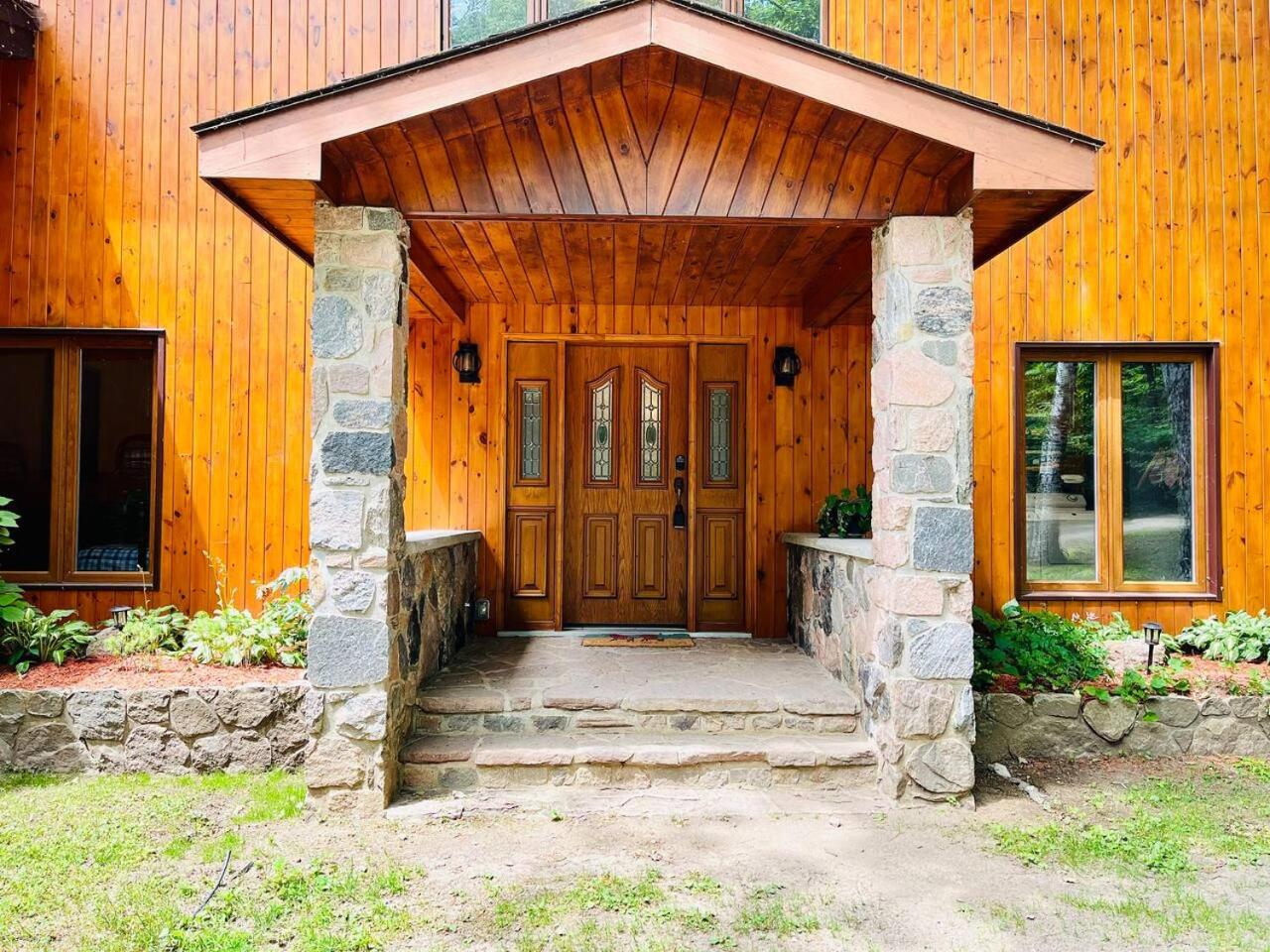 Dreamy Family Oasis ~ Lake Access ~ Games ~Skiing~Snowmobiling~Winter and Summer Activities