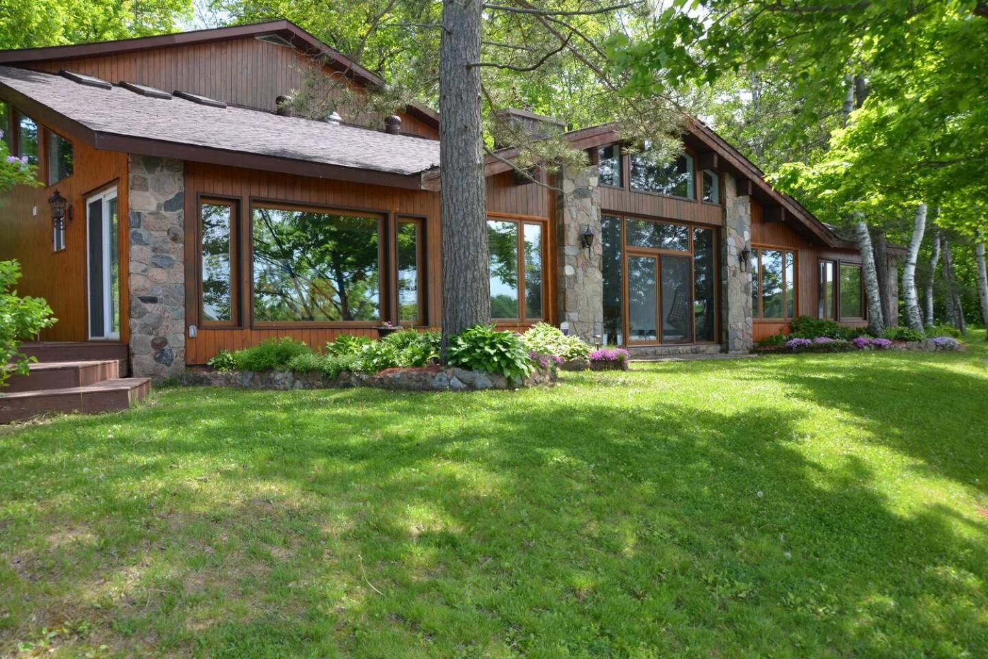 Dreamy Family Oasis ~ Lake Access ~ Games ~Skiing~Snowmobiling~Winter and Summer Activities
