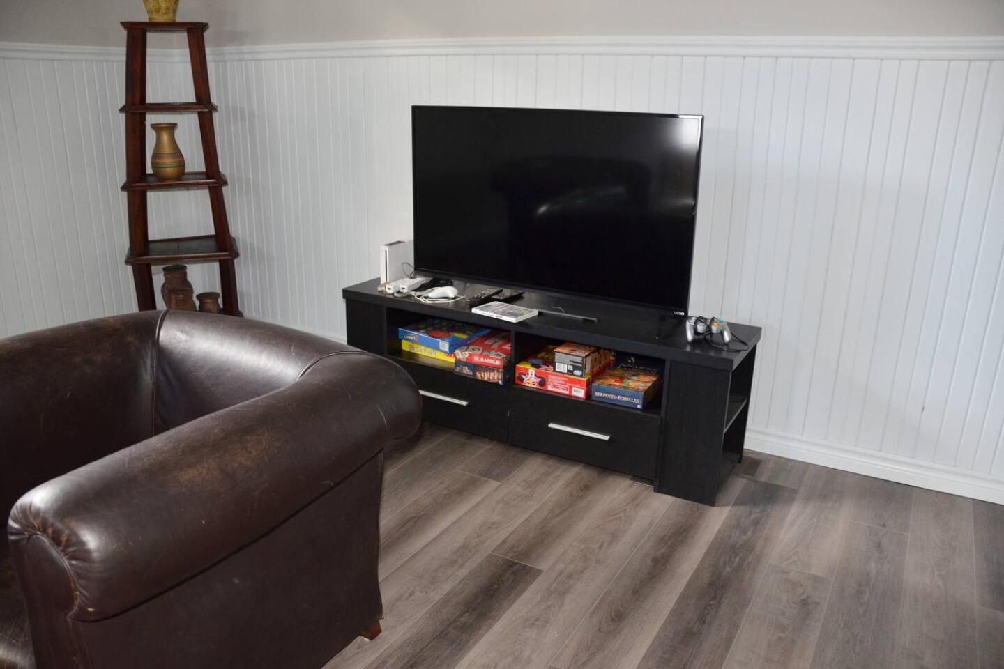 Dreamy Family Oasis ~ Lake Access ~ Games ~Skiing~Snowmobiling~Winter and Summer Activities