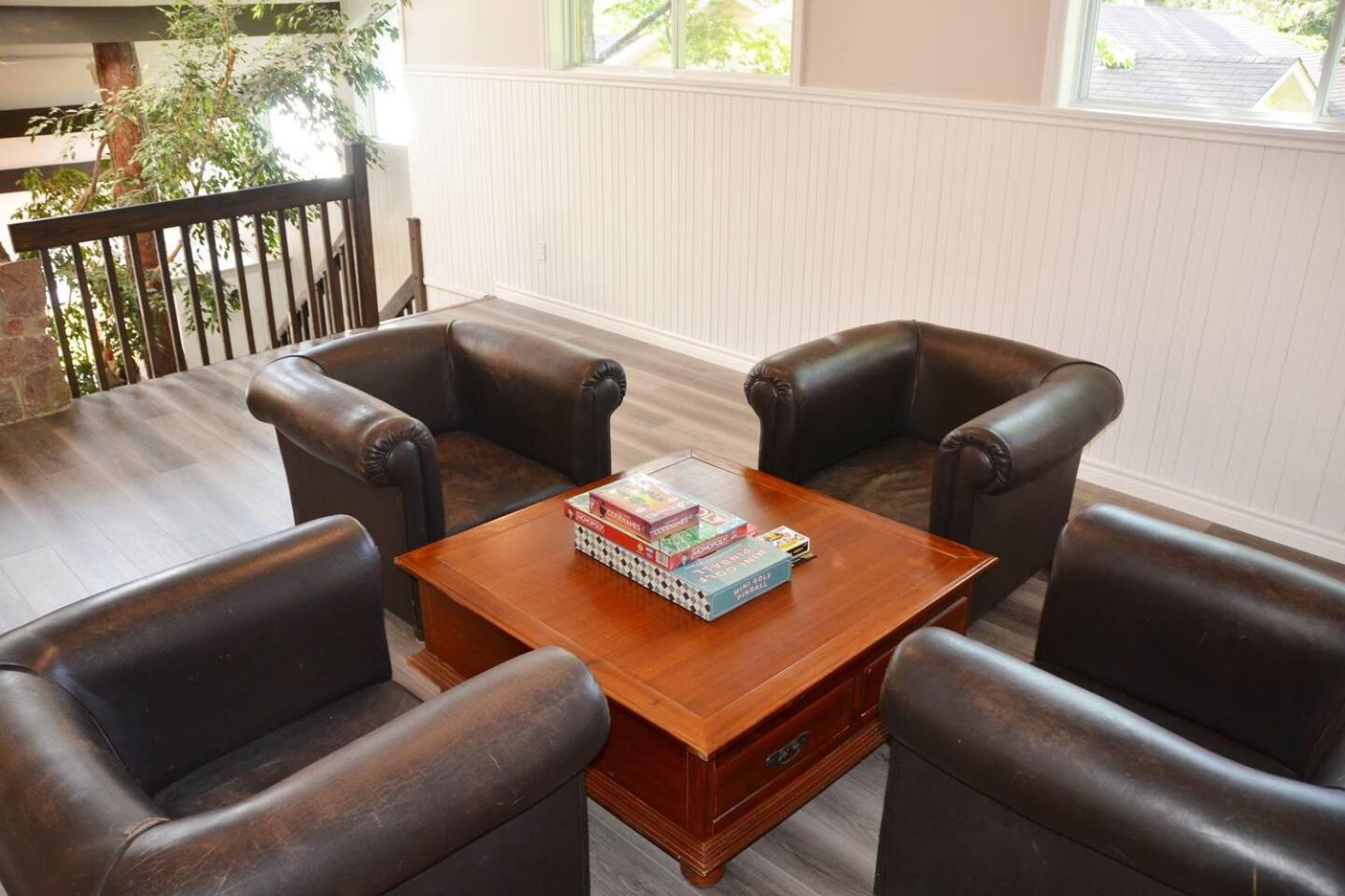 Dreamy Family Oasis ~ Lake Access ~ Games ~Skiing~Snowmobiling~Winter and Summer Activities